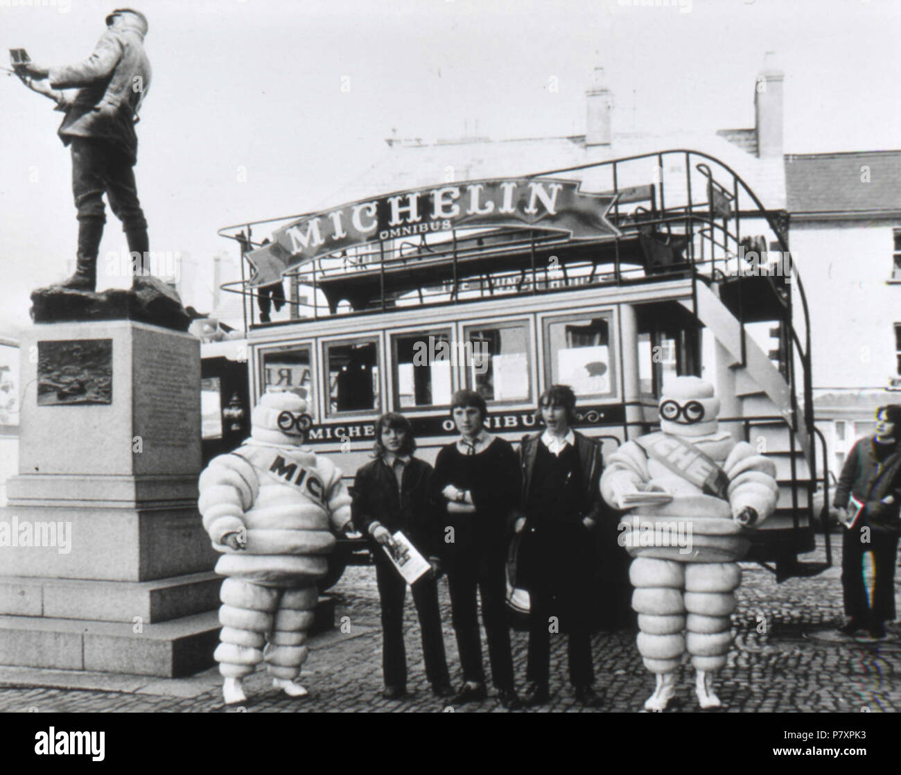 Englisch: Agincourt Square C. 1965-1970, Blick auf die altmodische Michelin Omnibus und zwei Michelin Männer mit Umstehenden hinter Rollen Statue. Monmouth Museum Id: M 4488. zwischen ca. 1965 und ca. 1970 14 Agincourt Square Stockfoto