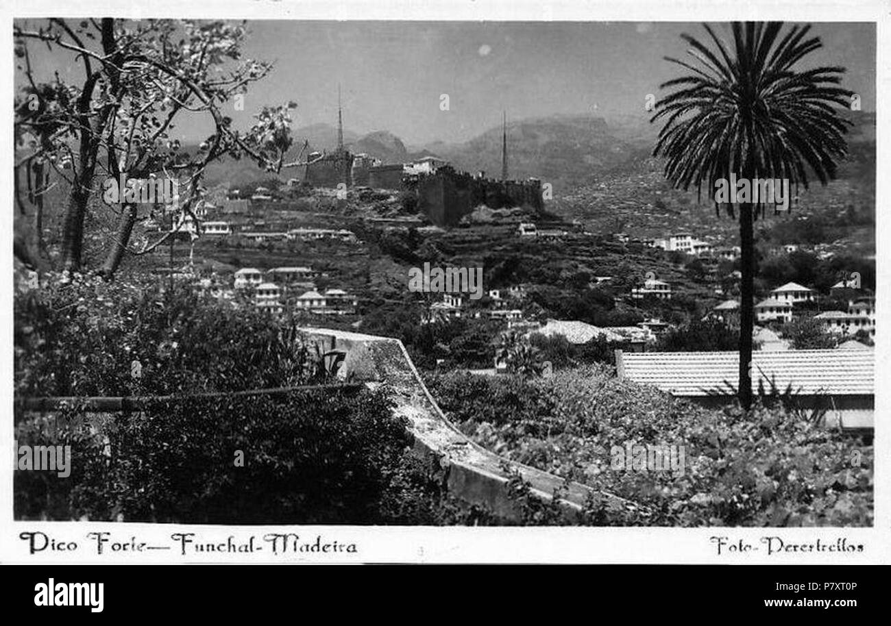 Português: Pico Forte. Funchal, Madeira. Fotografia tirada da Cerca Hotel da Bela Vista, 1940 (c.). Bilhete - Post Perestrellos. Funchal, Ilha da Madeira. Hinweis: Falsch an der Quelle datiert als von c. 1960, sondern Teil einer Serie von Fotos von der gleichen Stelle am gleichen Datum genommen, C. 1940. ca. 1940 161 Fortaleza do Pico e-parte da Cidade do Funchal, C. 1940 (2) Stockfoto