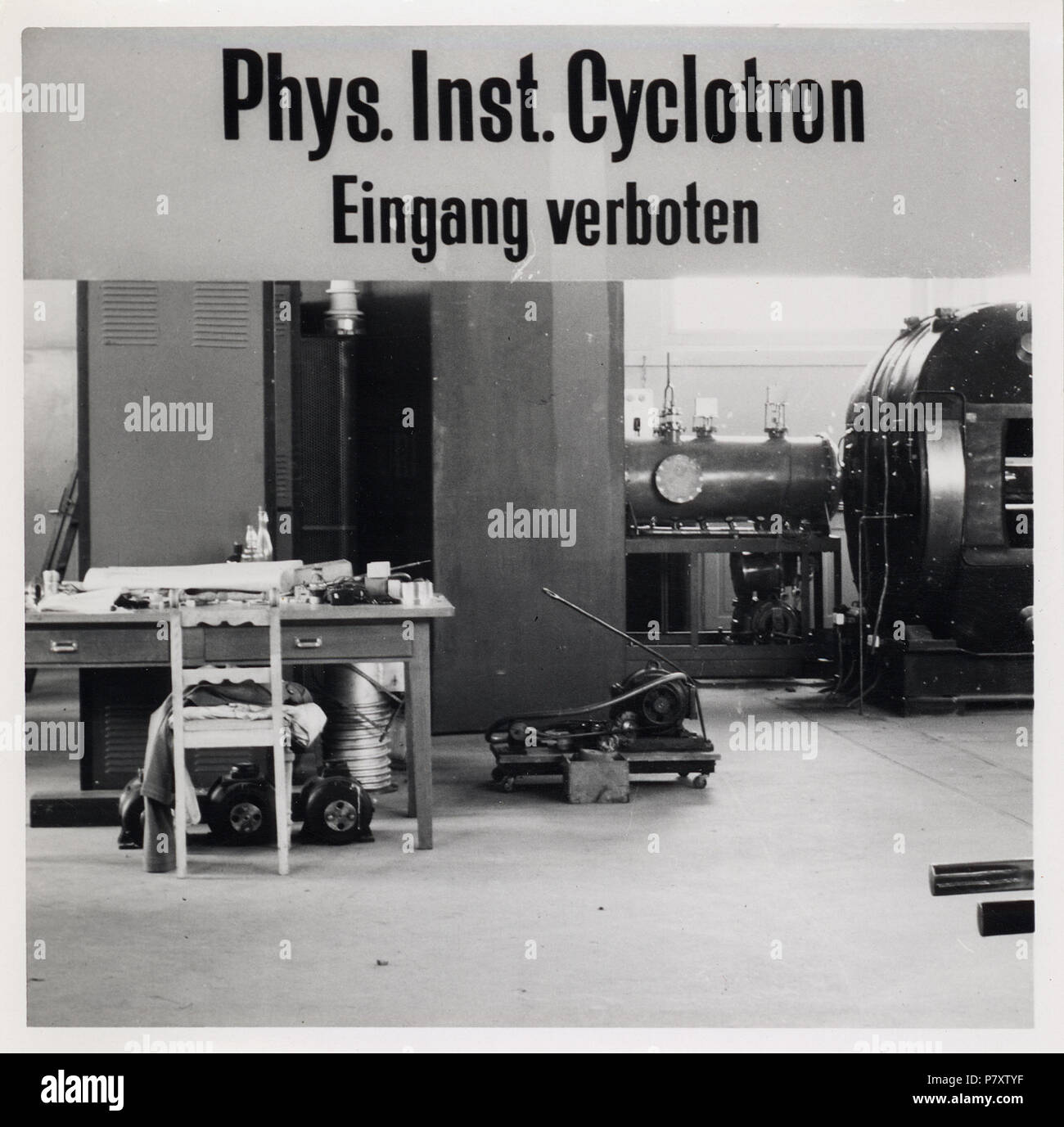 Pult im Maschinenraum 151 ETH-BIB-Zürich, ETH Zürich, Altes Physikgebäude, Zyklotron-Zyklotron - Ans 00858 Stockfoto