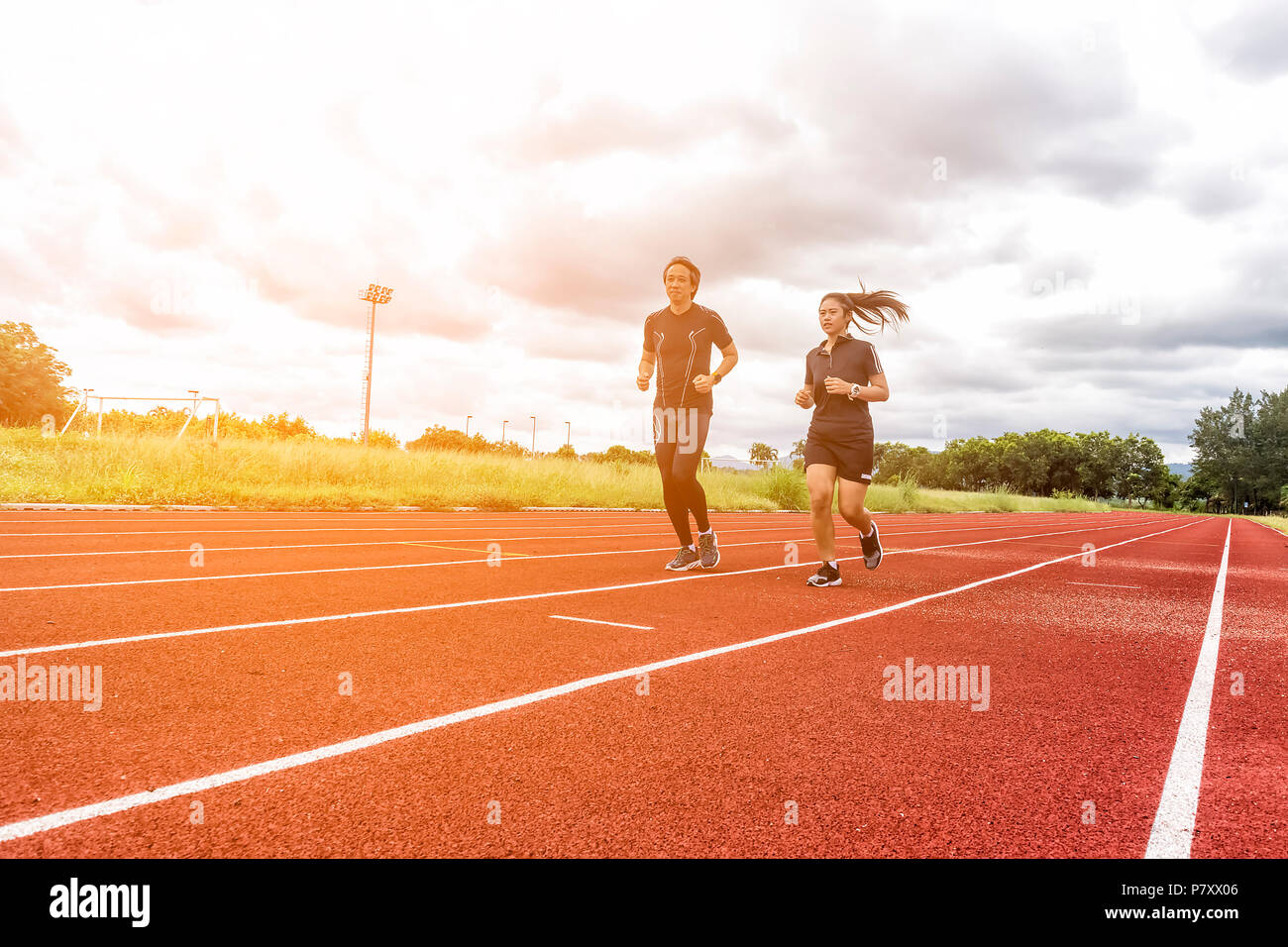 Zwei Läufer Joggen auf der Rennstrecke, Sport und soziale Aktivität Konzept Stockfoto