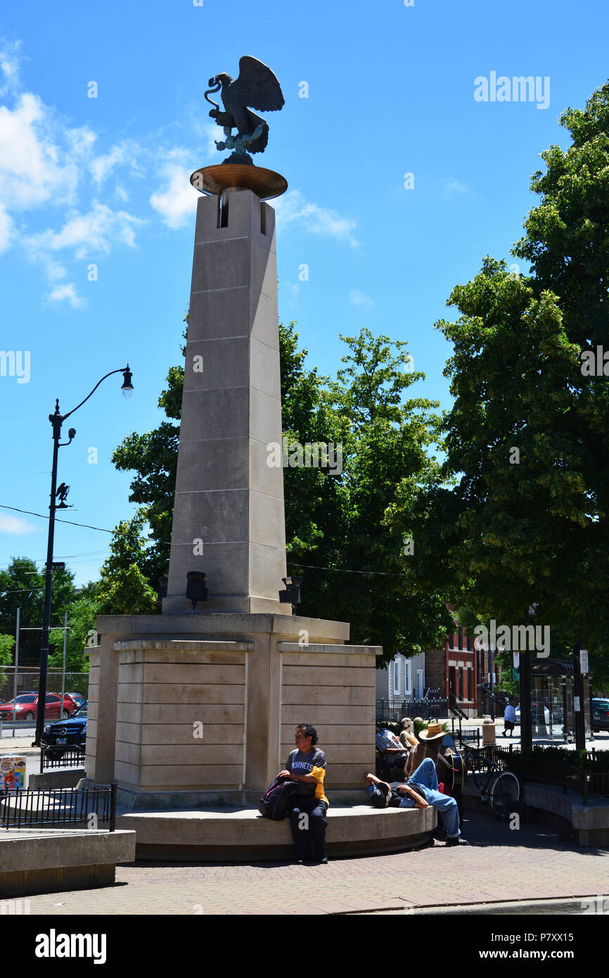 Die pilsen Obelisk mit einer mexikanischen Adler am 18. St und Loomis wurde in Chicago von Mexiko Stadt präsentierten ihre Schwester Stadt Status im Jahre 1997 zu feiern. Stockfoto