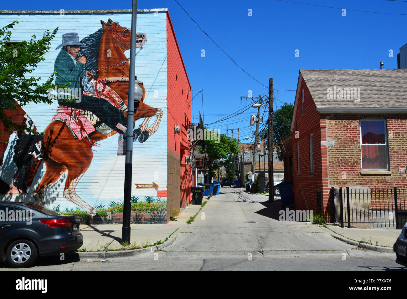 Das wandbild eines Caballero ziert die Seite eines Gebäudes in einer Gasse Eingang in Chicago's Pilsen Nachbarschaft. Stockfoto