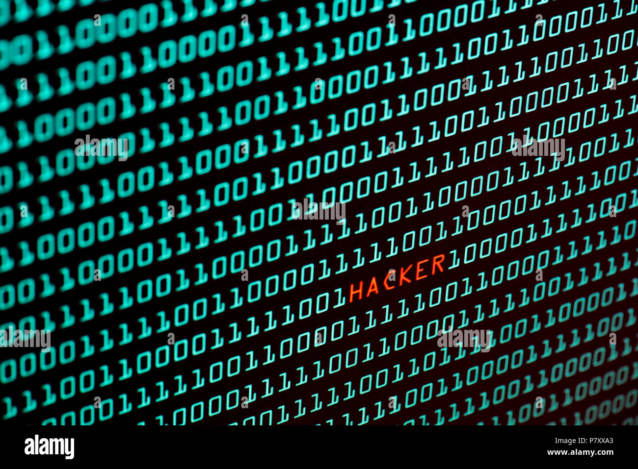 Hacker text und binären Code Konzept vom Desktop Computer Bildschirm, selektiver Fokus, Sicherheit Technik Konzept, Internet hacker Konzept Stockfoto
