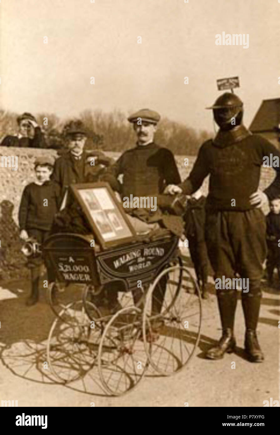 Englisch: en: Harry Bensley in West Sussex Original descript.: Mann mit eisernen Maske zu Fuß rund um die Welt für eine £ 21.000 Wette. 14. Februar 1908 202 Idoc Stockfoto