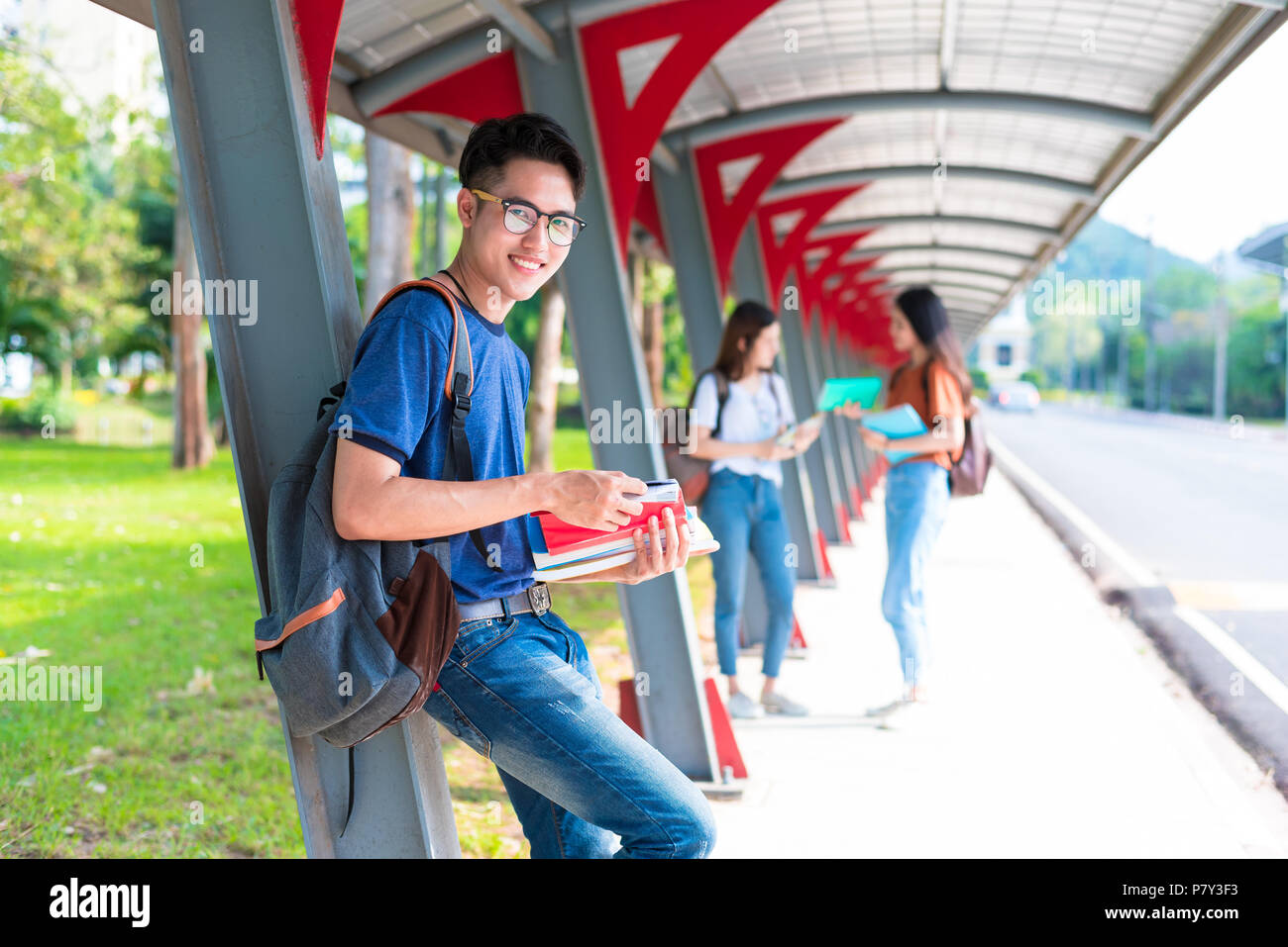 College jungen asiatischen Studenten Nachhilfe und lesen Buch an den Gehweg in der Universität. Schule und Freundschaft Thema. Bildung und Schulabschluss Konzept. Glasse Stockfoto