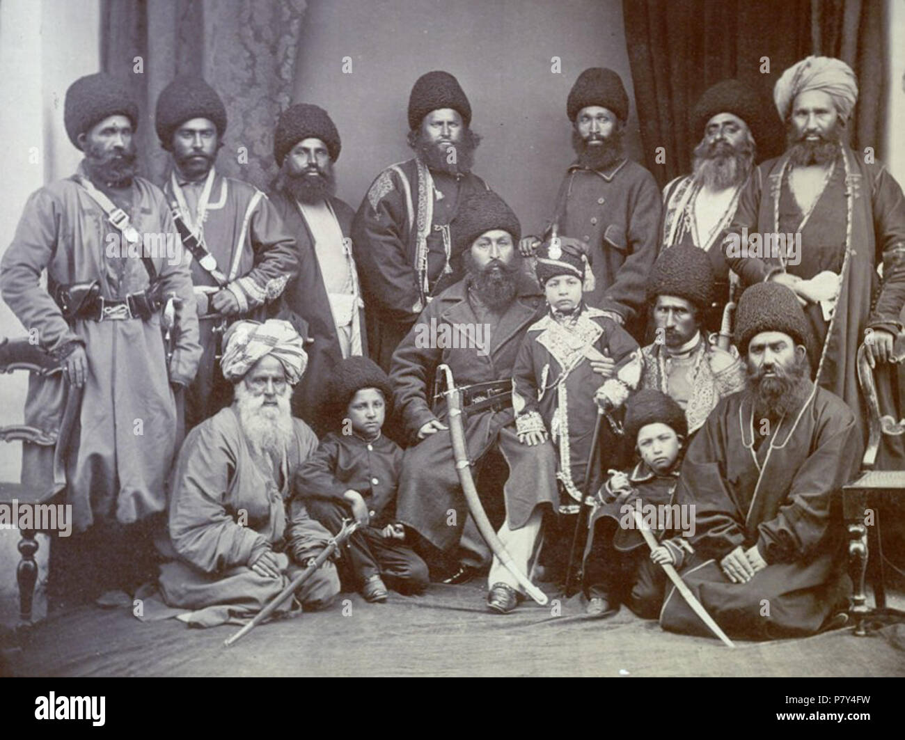 Fraktion der Amir Shere Ali mit Prinz Abdullah, Nasher Khan & paschtunischen Sardars. Foto: John Burke 1869; ein Studio Portrait der Emir von Afghanistan, Sher Ali (1825-1879), Prinz Abdullah Jan und Afghanischen sirdars oder Khans, nämlich Nasher Khan, aus einer Serie mit dem Titel "Fotografien der Amir Shere Ali Khan und Suite'. John Burke begleitet die Peshawar Valley Field Force, einer von drei britischen anglo-indische Armee spalten in der Zweiten afghanischen Krieg bereitgestellt (1878-80), obwohl für die Rolle des offiziellen Fotografen zurückgewiesen. Er seine Reise finanziert durch Vorverkauf seiner Fotos "Ich Stockfoto