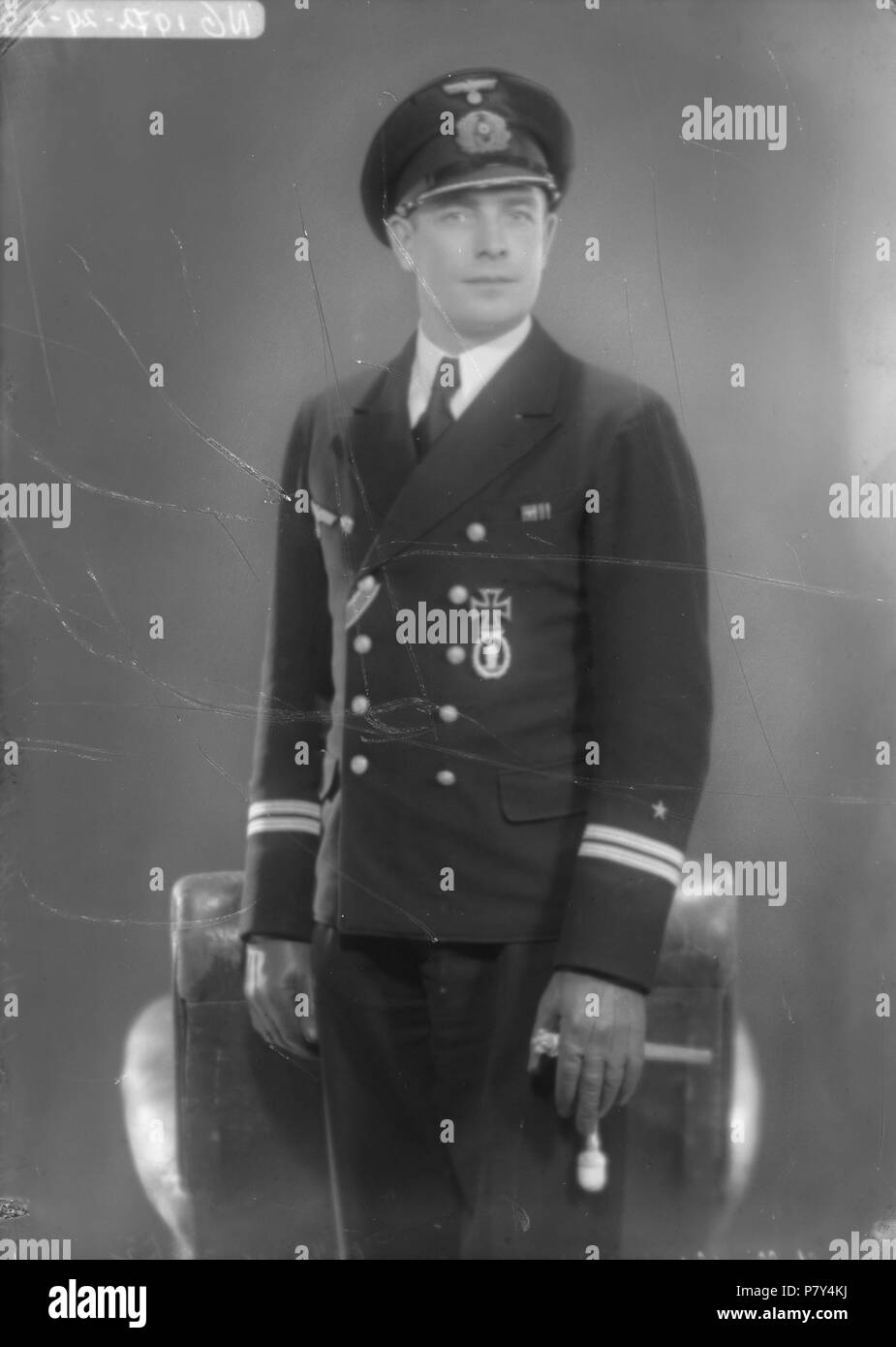 Deutsch: Beschreibung Oberleutnant Mellenthin In Duits einheitliche van de Kriegsmarine. Documenttype foto Vervaardiger Merkelbach, Atelier J. Collectie Collectie Atelier J. Merkelbach Datering 1940 t/m 1945 Inventarissen Http://archief.amsterdam/archief/10164/35371 Afbeeldingsbestand 010164033104 erzeugt mit Dememorixer. 1940 t/m 1945 213 Jakob Merkelbach, Afb 010164033104 Stockfoto