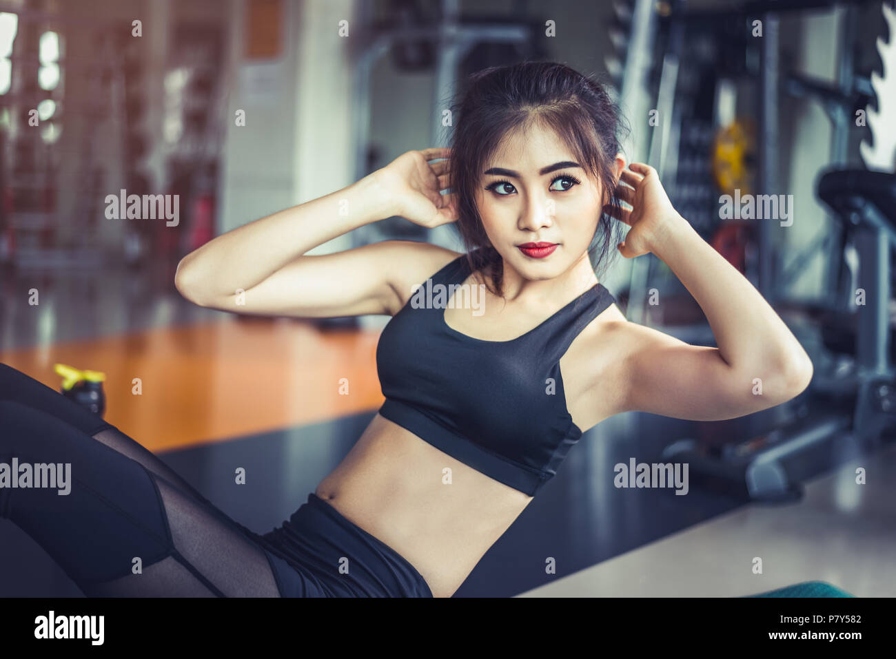 Seitenansicht des Asiatischen Fitness Mädchen tun Crunch twist bei Fitness Gym. Sport und Training Konzept. Fitness und Schönheit Thema. Stockfoto