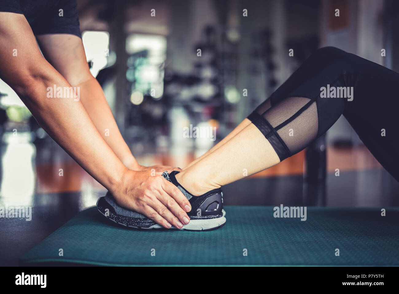 Hande Von Fitness Trainer An Fitness Frau Beine Training Crunch Twist Workout Gesunde Und Healthcare Ubung Und Starke Thema Stockfotografie Alamy