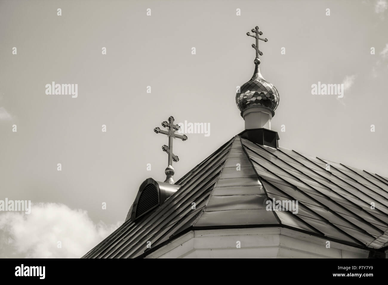 Christliche Kreuze auf dem Dach des Klosters. Religiöse Architektur. Monochrom. Stockfoto