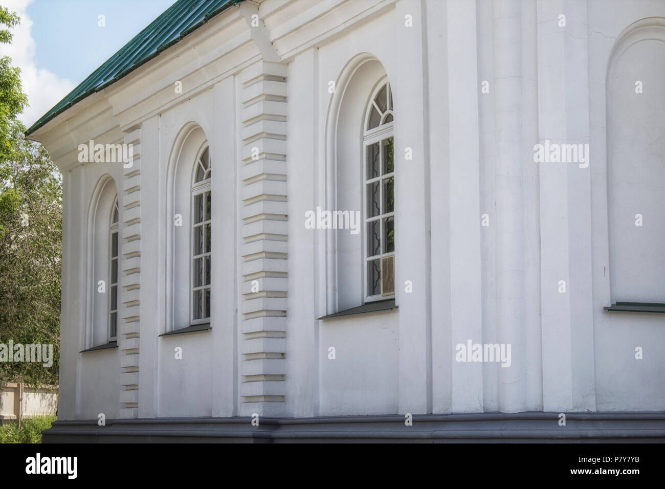 Ein Fragment der alten Gebäude im klassischen Stil. Weißes Gebäude. Stockfoto