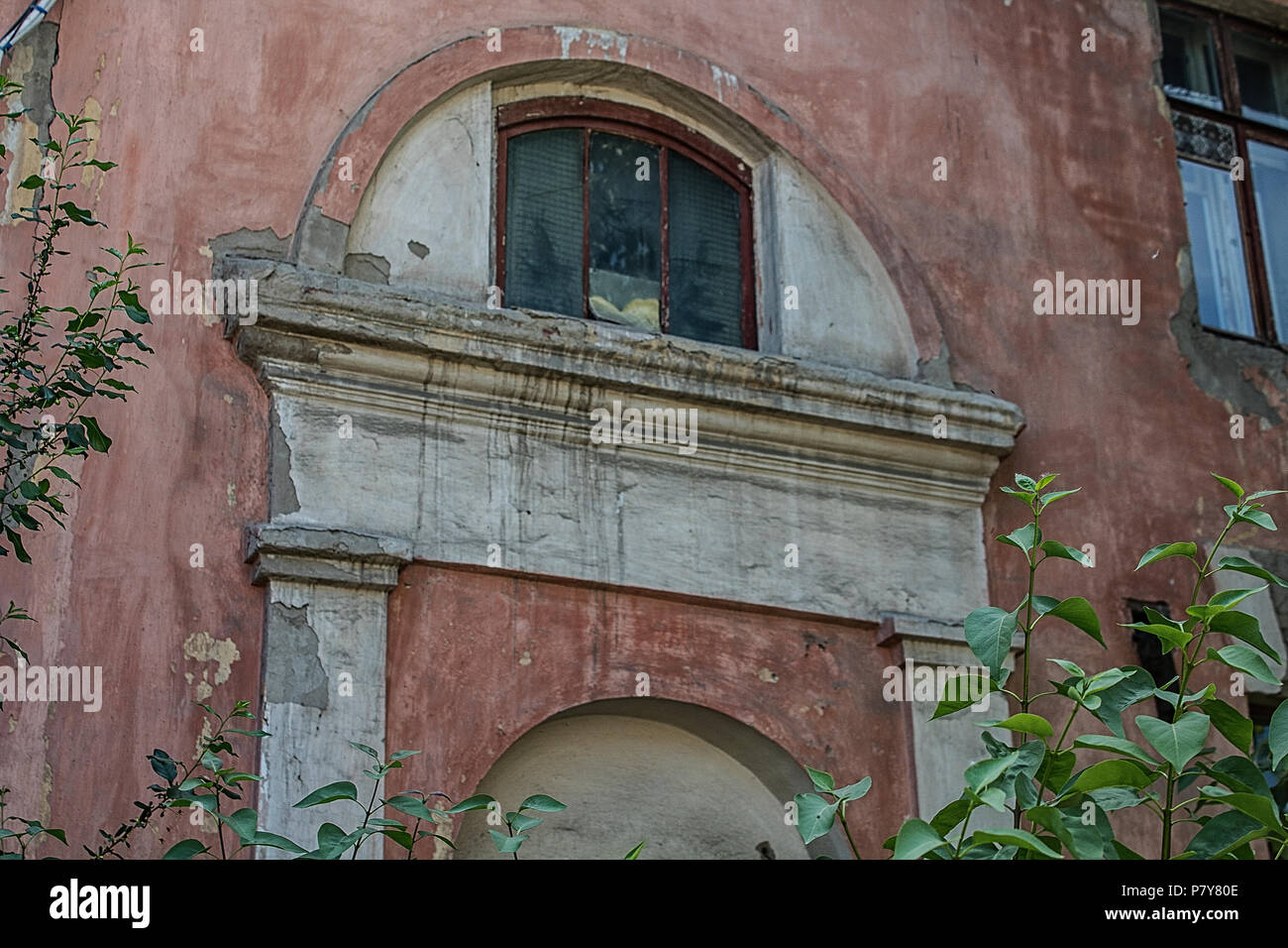 Fragment des alten Gebäudes in Ust-Kamenogorsk. Alte Architektur. Im antiken Stil. Stockfoto