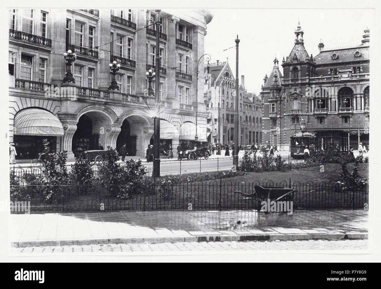 Deutsch: Beschreibung Kleine Gartmanplantsoen 2 (links) Links gebouw van modehuis Hirsch & Cie, Midden ingang Marnixstraat. Dsub Leidseplein met de Stadsschouwburg; er voor een Straßenbahn van Lijn 7 (motorwagen 33). Documenttype foto Vervaardiger Merkelbach, Atelier J. Collectie Collectie Atelier J. Merkelbach Geografische naam Marnixstraat Kleine-Gartmanplantsoen Leidseplein Inventarissen Http://archief.amsterdam/archief/10164/35817 Afbeeldingsbestand B 00000002717 Generiert mit Dememorixer. ca. 1900 217 Jakob Merkelbach, AFB B 00000002717 Stockfoto