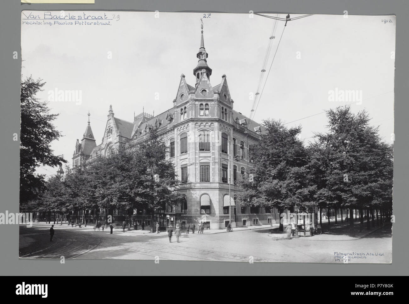 Deutsch: Beschreibung Van Baerlestraat 29, Sweelinck Conservatorium, hoek Paulus Potterstraat Voorheen: hoofdpostkantoor van de Rijkspostspaarbank (Architekt: D.E.C. Knuttel). Gezien from kruising Willemsparkweg. Documenttype foto Vervaardiger Merkelbach, Atelier J. Collectie Collectie Atelier J. Merkelbach Datering 1913 Geografische naam Van Baerlestraat Inventarissen Http://archief.amsterdam/archief/10164/36326 Afbeeldingsbestand B 00000002733 Generiert mit Dememorixer. 1913 217 Jakob Merkelbach, AFB B 00000002733 Stockfoto