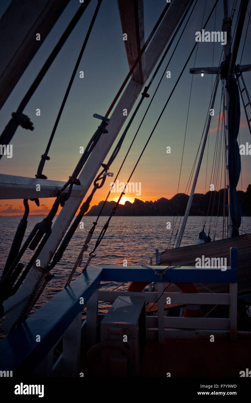 Werbung, Reisen und Urlaub Konzept - das Meer Blick von der Brücke von einem Segelschiff auf der schönen Sonnenuntergänge Stockfoto