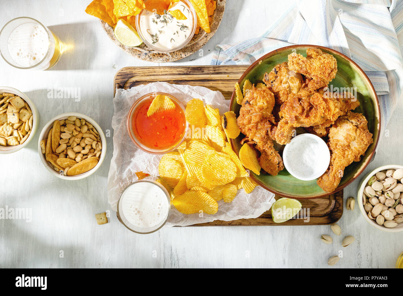 Fried Chicken, Bier und verschiedene Snacks, Bier auf einem weißen Holz- Oberfläche, Ansicht von oben Stockfoto