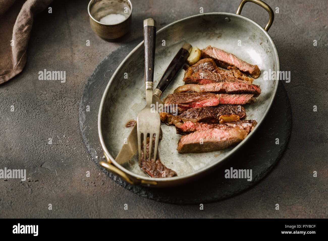 Scheiben saftigen Roastbeef Steak auf vintage Pfanne Stockfotografie - Alamy