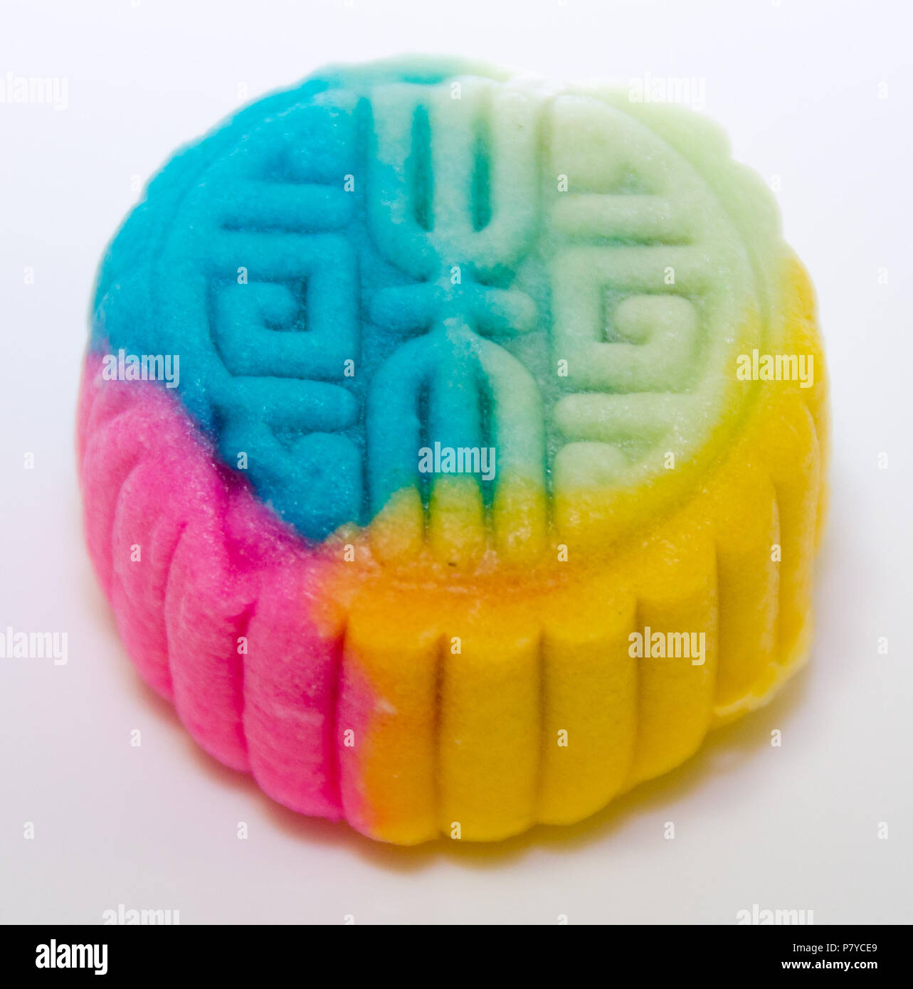 Bunte Regenbogen Schnee Haut Mondkuchen Stockfoto