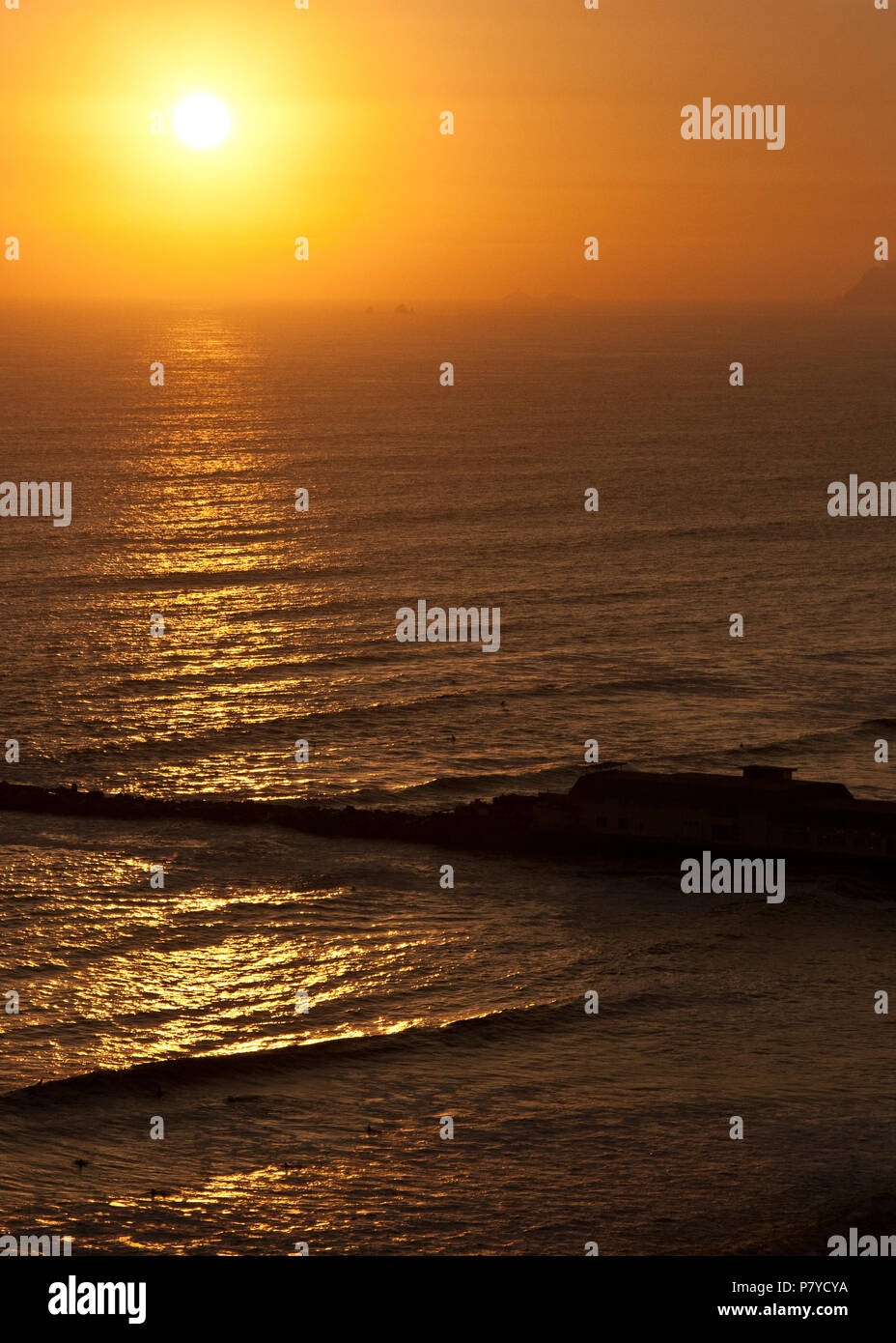 Serene Sunset am Ufer. Stockfoto