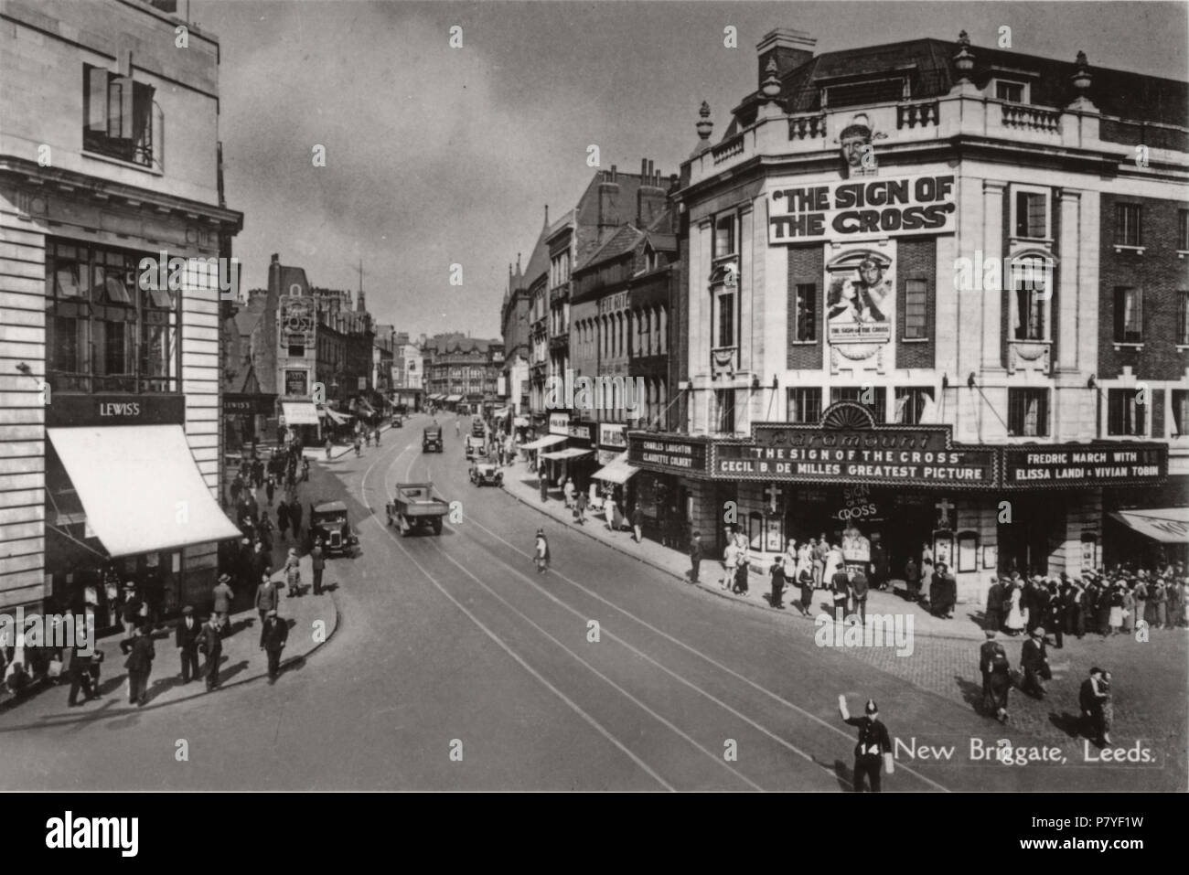 Altes Bild der neuen Briggate Leeds, West Yorkshire, England. Die Filmvorführung im Kino wurde 1932 freigegeben. Das Kostüm- und Fahrzeuge sind mit diesem Zeitpunkt angemessen ist. 1932 285 neue Briggate 1932 Stockfoto