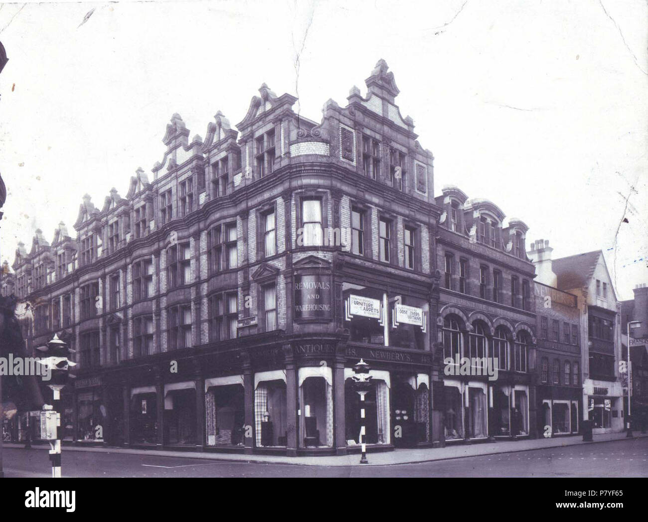 Englisch: newbery Möbel Shop (Arthur Newbery Ltd.), Lesen, C. 1939. Der Shop befindet sich in Nr. 1 und 3 Queen Victoria Street, und 148, 147 und 146 Friar Street. Darüber hinaus, an Nr. 145, ist der Brahams' Kürschner Shop. 1930-1919: Fotografie von Walton Adams. 1939 285 Newbery Möbel shop, Lesen, C. 1939 Stockfoto