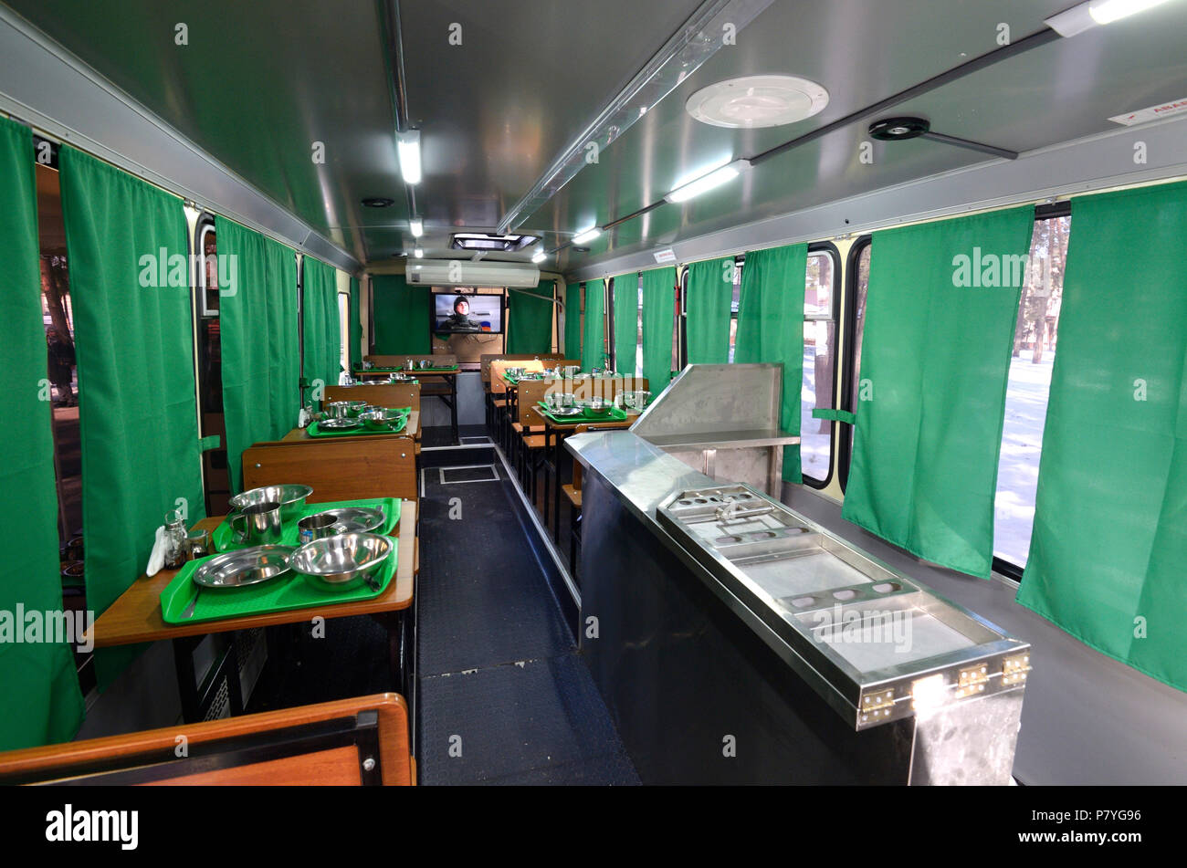 Einrichtung eines neuen speziell auf mobile Kantine für Soldaten, in einem Bus untergebracht: Serviert Tabellen mit Besteck. März 23, 2018. Staroe, Ukraine Stockfoto