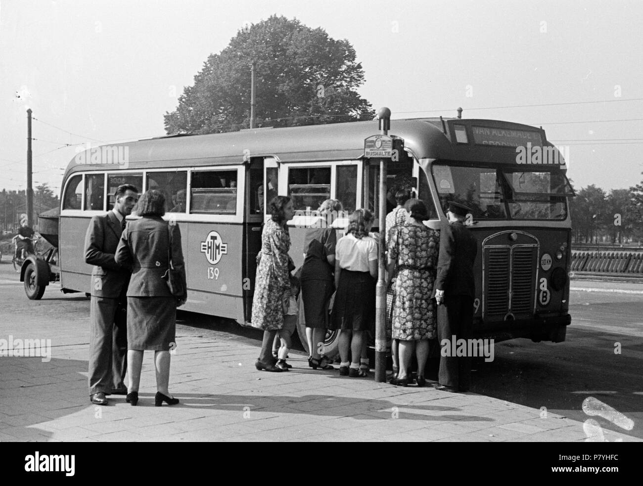 . Huizinga collectie brandstofschaarste - Niod-216565. Nederlands: Foto uit de collectie Huizinga van het NIOD. In een stadsbus Passagiers stappen van de HTM, Sterben ist houtgasgenerator uitgerust een op een aanhangwagen Menno Huizinga war onderdeel van de Ondergedoken met Kamera en-de illegaal maakte Foto tijdens bezetting. Dit tat hij zijn woonplaats hoofdzakelijk in Den Haag. Datum unbekannt 37 BC856 HUI-1267 Stockfoto