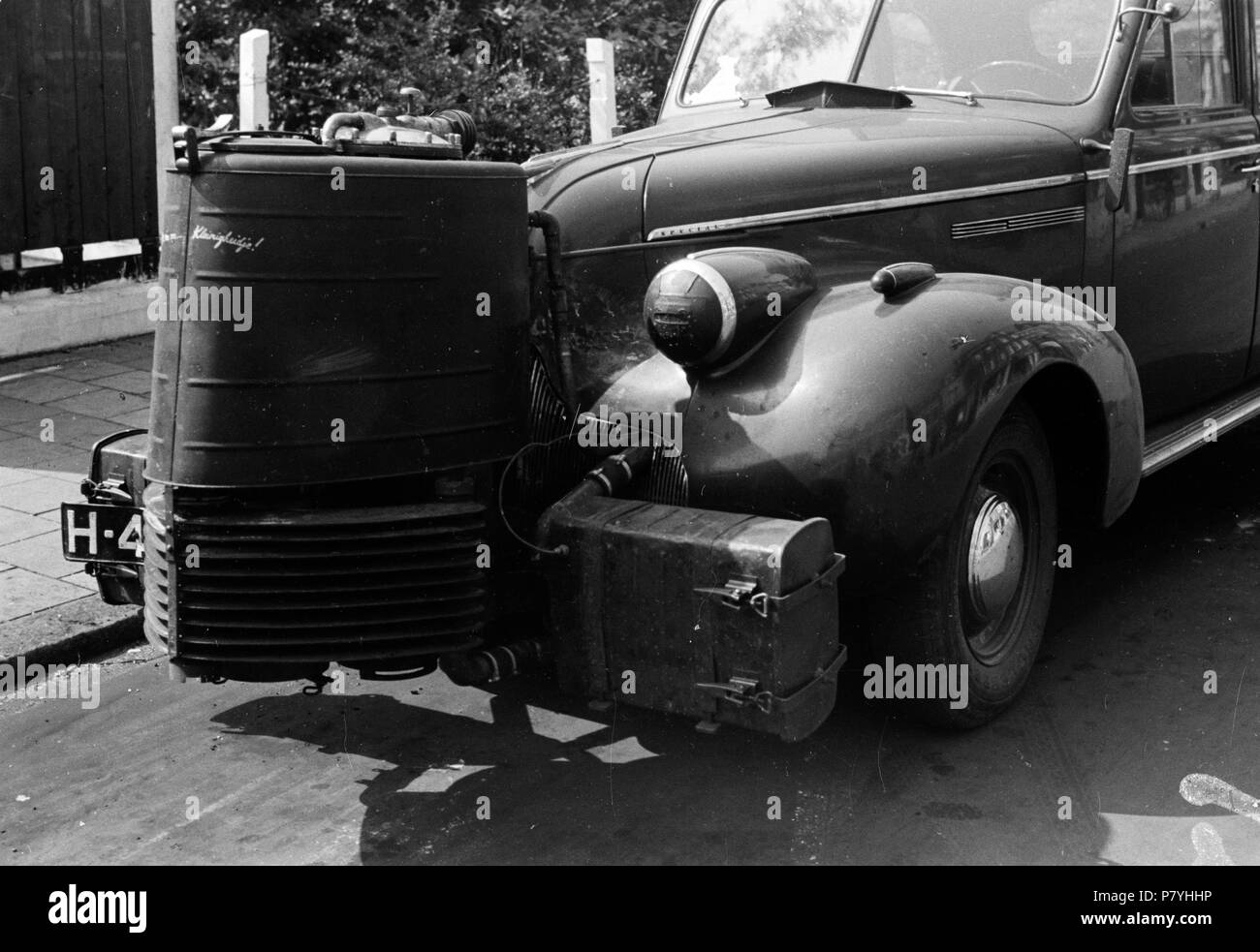 . Huizinga collectie brandstofschaarste - Niod-216569. Nederlands: Foto uit de collectie Huizinga van het NIOD. Een houtgasgenerator, gemonteerd aan de voorkant van een personenauto. Benzin war Al sinds Het begin van de bezetting schaars. Menno Huizinga war onderdeel van de Ondergedoken Kamera en-de illegaal maakte Foto tijdens bezetting. Dit tat hij zijn woonplaats hoofdzakelijk in Den Haag. Datum unbekannt 37 BC856 HUI-1271 Stockfoto
