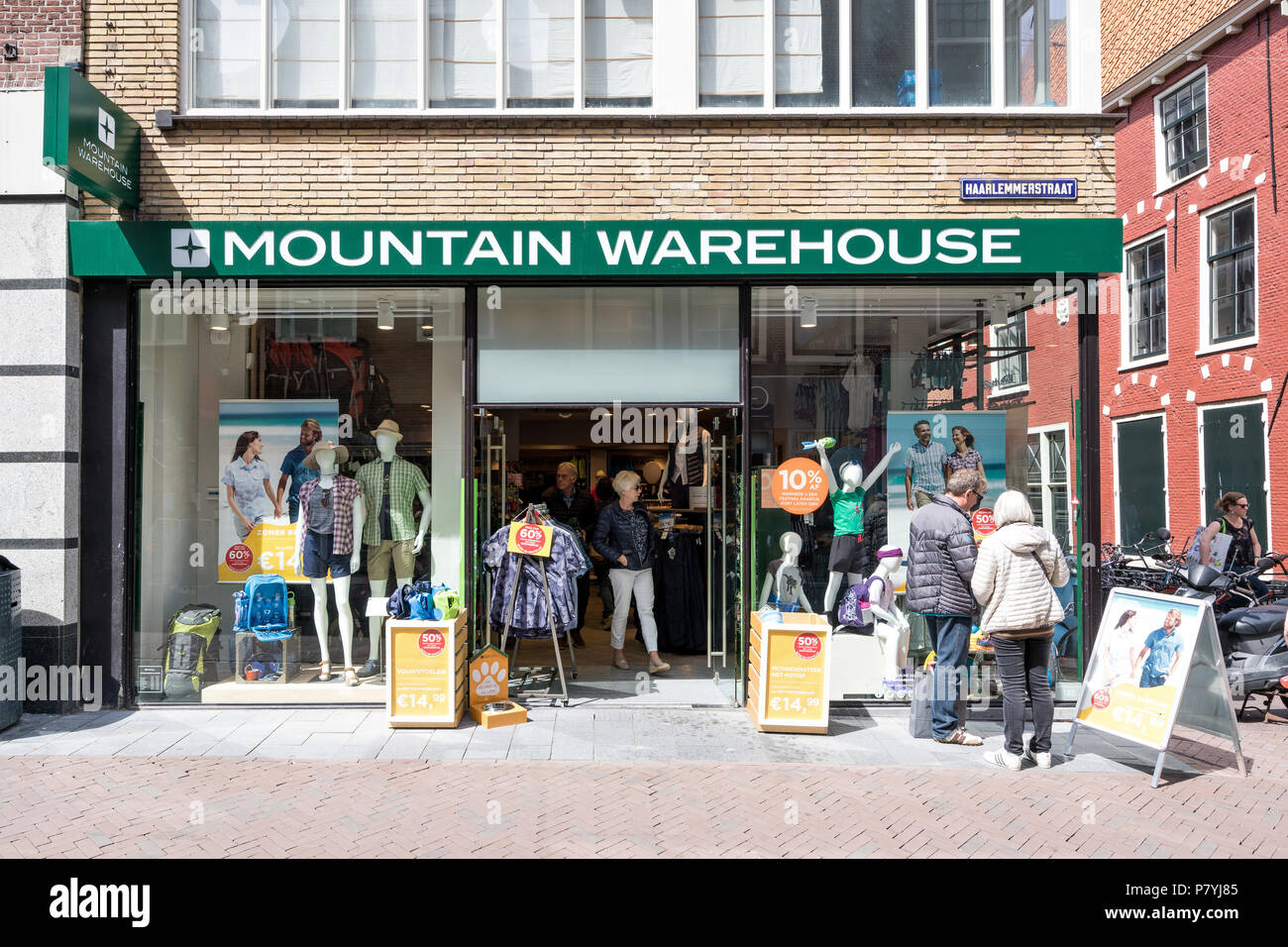 Berg Lagerverkauf von Leiden, Nethrerlands. Mountain Warehouse ist eine britische outdoor Retailer. Stockfoto