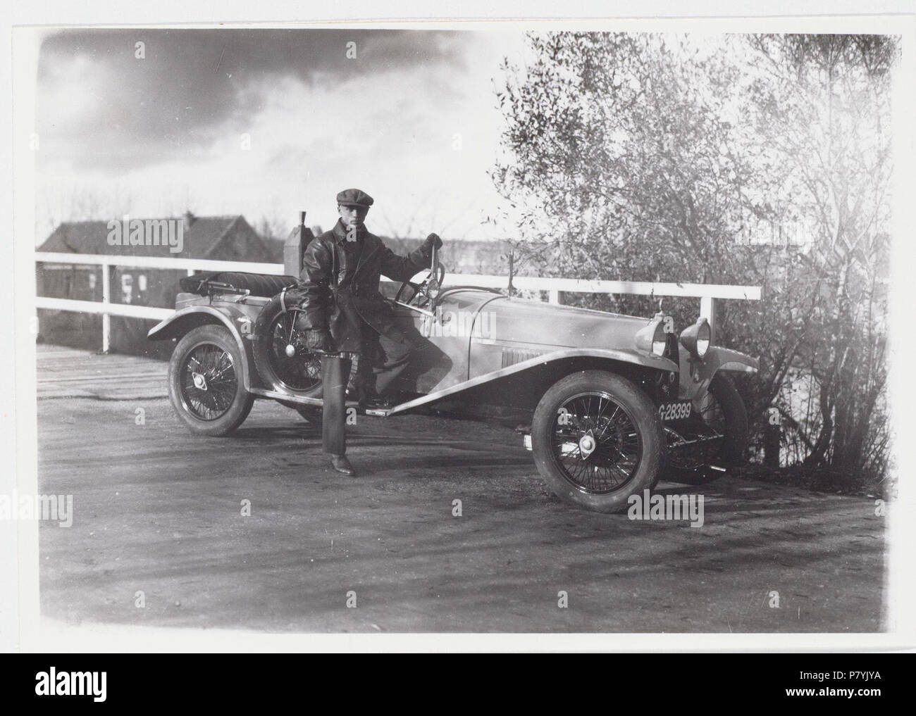 Deutsch: Beschreibung Een Bugatti De Chauffeur poserend met één voet Op de treeplank. Afmetingen: 13 x 18 cm. Documenttype foto Vervaardiger Merkelbach, Atelier J. Collectie Collectie Atelier J. Merkelbach Datering 1925 Ca. t/m 1930 Ca. Inventarissen Http://archief.amsterdam/archief/10164/35948 Afbeeldingsbestand B 00000002868 Generiert mit Dememorixer. 1925 Ca. t/m 1930 Ca. 217 Jacob Merkelbach, AFB B 00000002868 Stockfoto