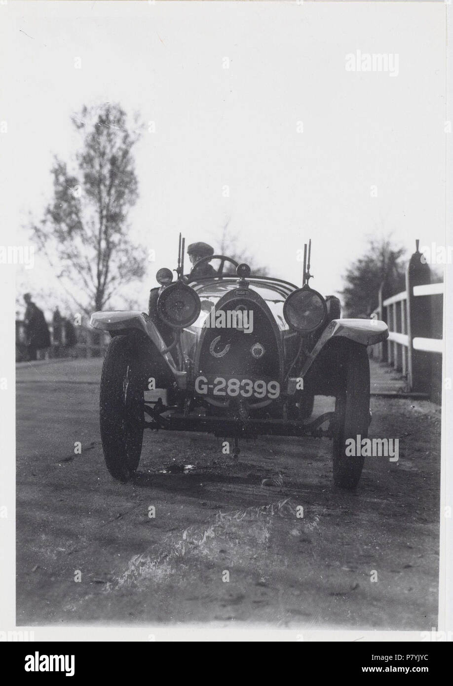 Deutsch: Beschreibung Een Bugatti Vooraanzicht, de Chauffeur poserend achter Het stuur. Afmetingen: 13 x 18 cm. Documenttype foto Vervaardiger Merkelbach, Atelier J. Collectie Collectie Atelier J. Merkelbach Datering 1925 Ca. t/m 1930 Ca. Inventarissen Http://archief.amsterdam/archief/10164/35949 Afbeeldingsbestand B 00000002869 Generiert mit Dememorixer. 1925 Ca. t/m 1930 Ca. 217 Jacob Merkelbach, AFB B 00000002869 Stockfoto