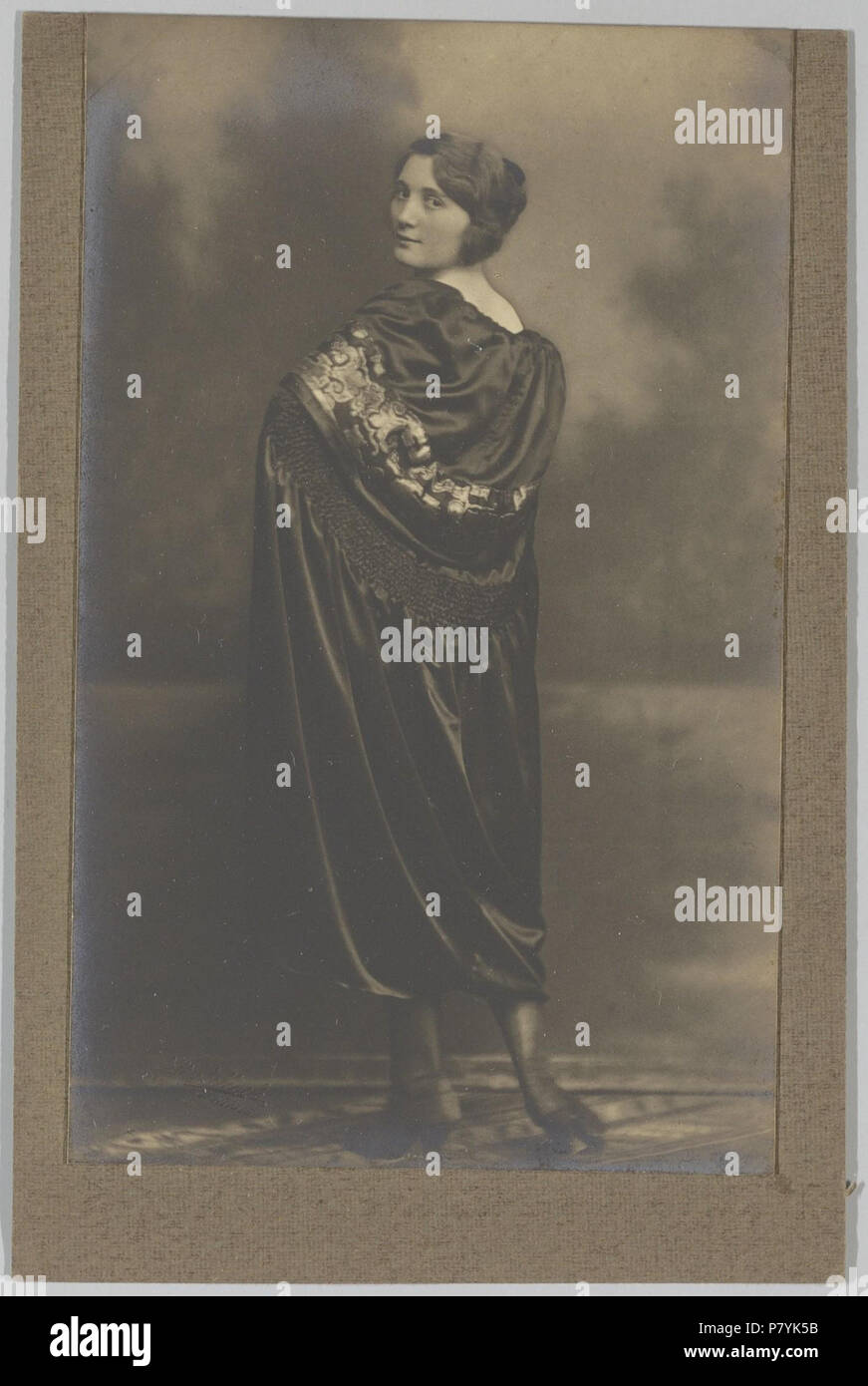 Deutsch: Beschreibung Modefoto van een Dame im zwarte Jurk op de rug gezien Documenttype foto Vervaardiger Merkelbach, Jacob Collectie Collectie Atelier J. Merkelbach Datering 1920 Ca. Inventarissen Http://archief.amsterdam/archief/10164/35044 Afbeeldingsbestand MBAD 00064000001 Generiert mit Dememorixer. ca. 1920 218 Jakob Merkelbach, AFB MBAD 00064000001 Stockfoto