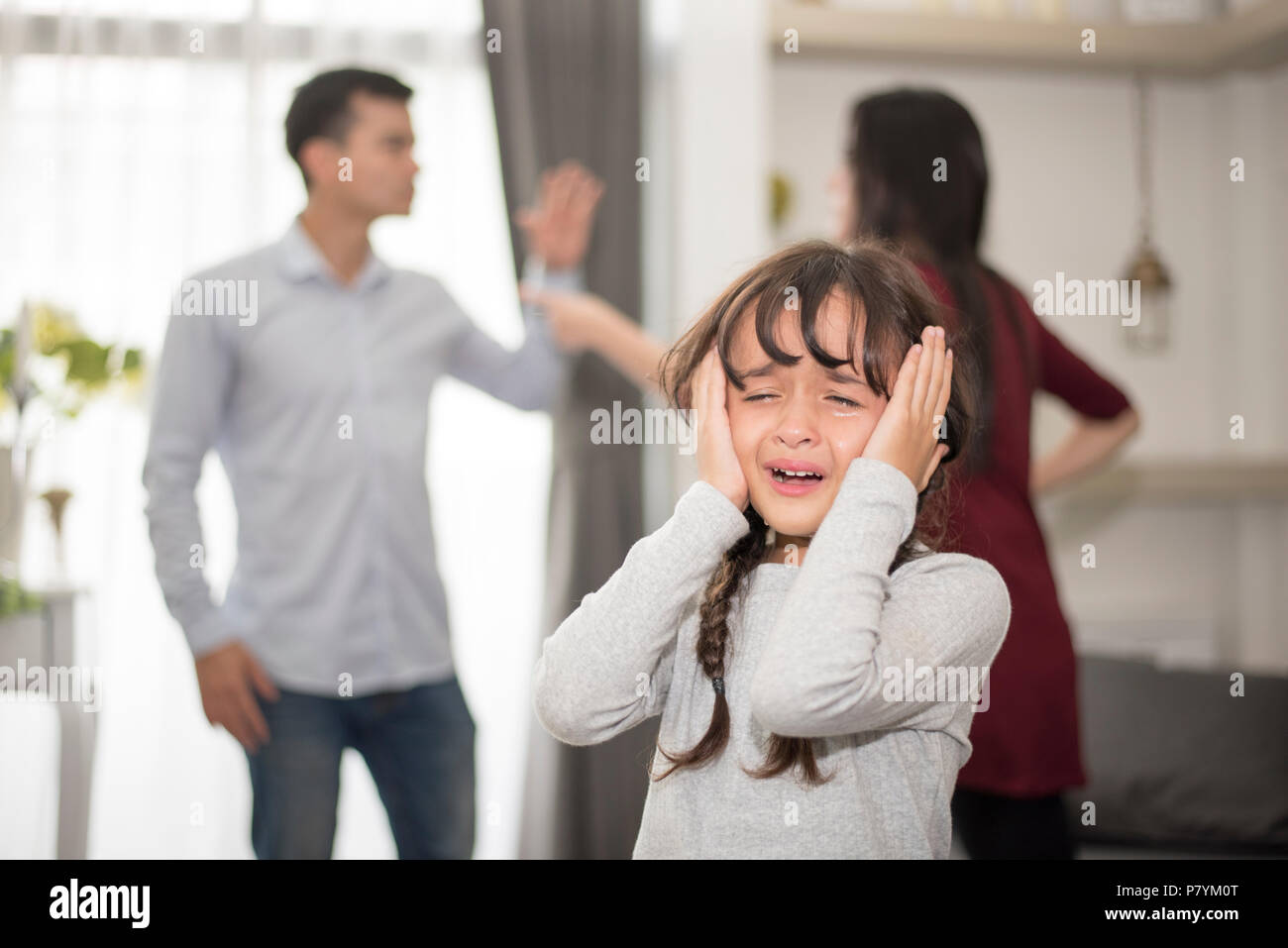 Kleines Mädchen weinte, weil Vater und Mutter Streit, traurige und dramatische Szene, Familie ausgestellt, die Rechte von Kindern missbraucht in der frühen Kindheit Bildung und S Stockfoto