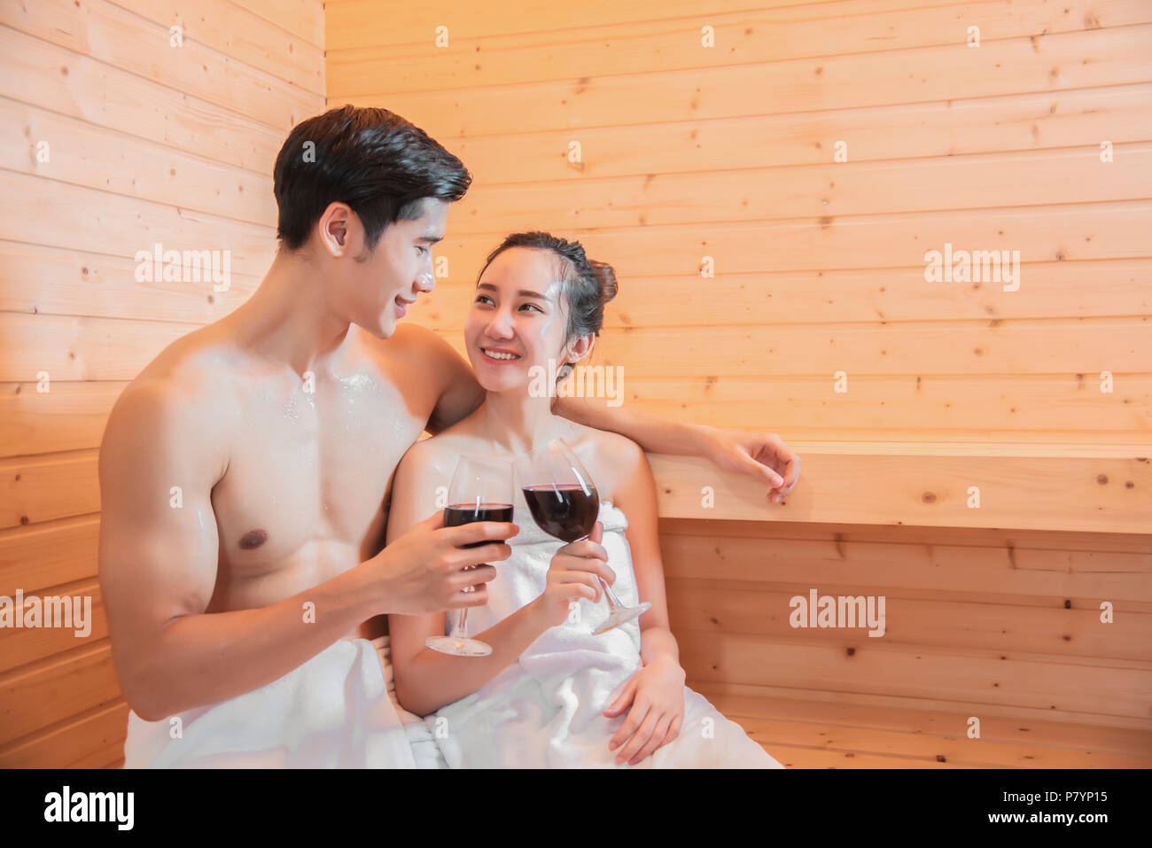 Asiatische Liebhaber Wein tranken in Sauna, Wärmebehandlung mit Dampf, Urlaub und entspannen Konzept Stockfoto