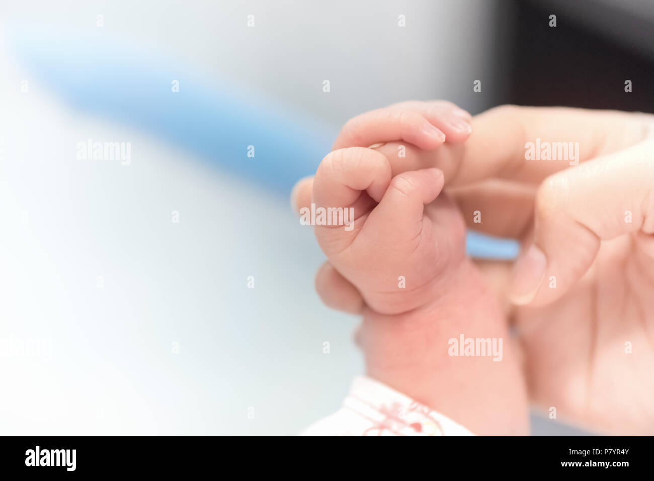 Neugeborene hand Mutter Finger im Krankenhaus, Baby- und Health Care Konzept, selektiver Fokus und weißen Vignette, Copyspace und leer Stockfoto