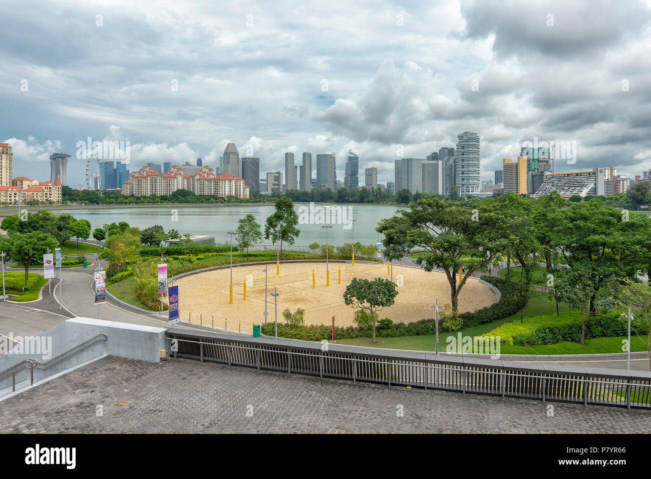 Singapur - Juli 3, 2018: Blick über den Fluss in Richtung Innenstadt von alten und neuen Singapur Stockfoto