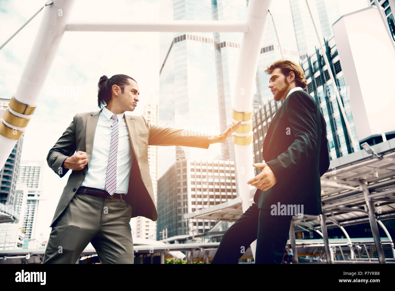 Verärgerte Geschäftsleute push Wettbewerber vom Marktanteil in vorstellen. Business Marketing und Teamarbeit Idee Konzept. Weich und split Querbearbeitung Ton pin Stockfoto