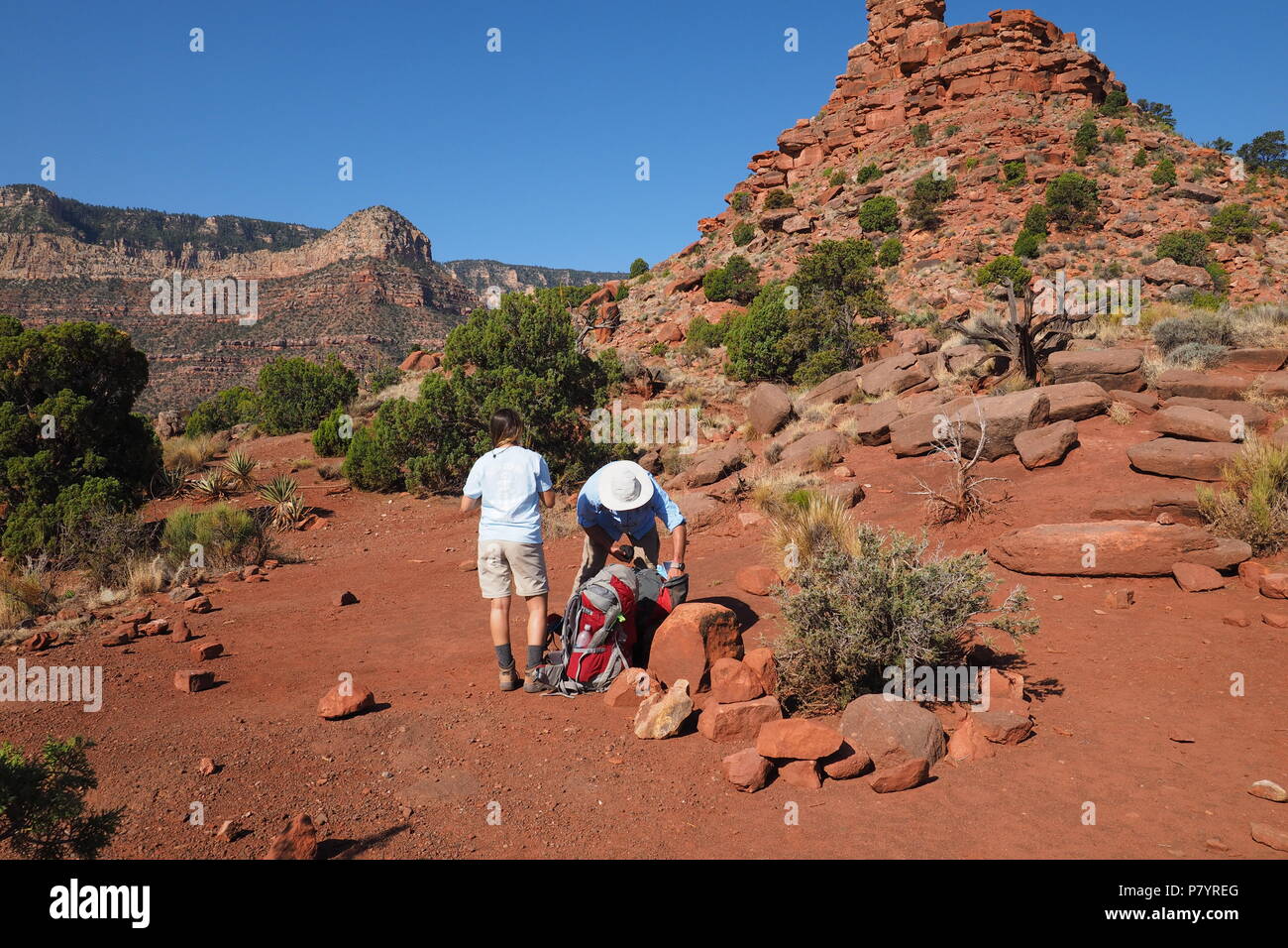 Jungen Rucksack paar Vorbereiten für die nächste Wanderung auf Horseshoe Mesa im Grand Canyon National Park, Arizona, United States. Stockfoto