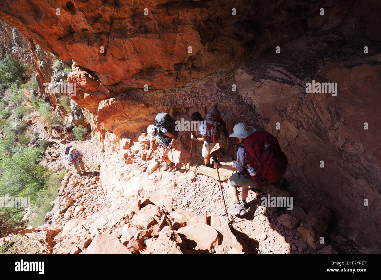 Backpackers absteigend eine anspruchsvolle Teil des Grandview Trail zwischen Horseshoe Mesa und Seite Frühling im Grand Canyon National Park, Arizona. Stockfoto