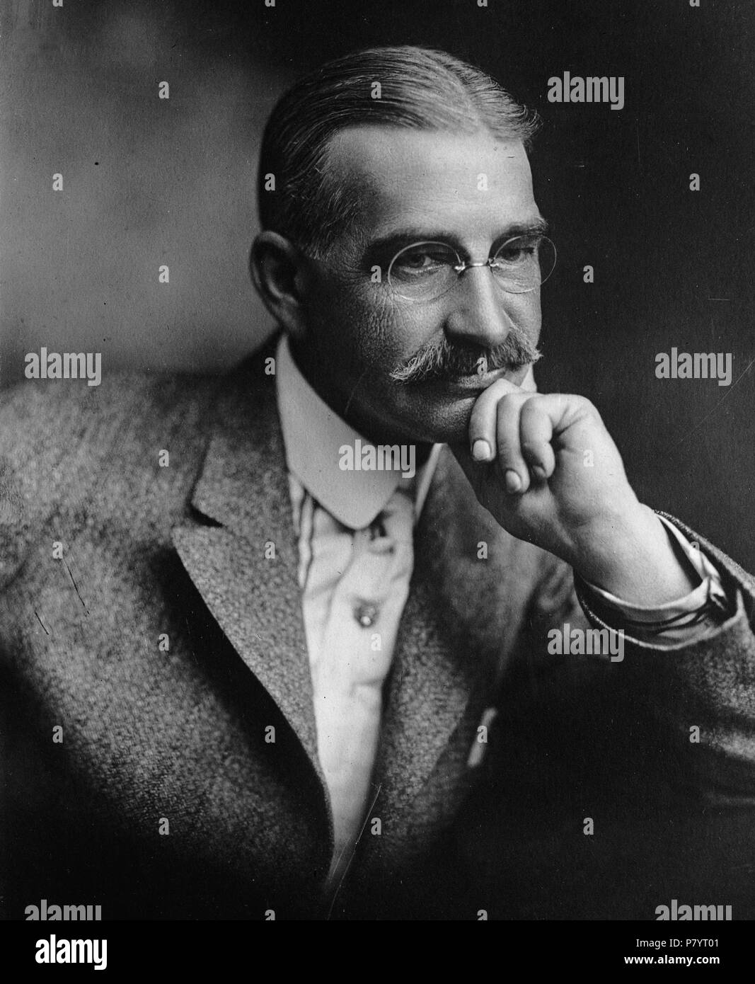 Englisch: Kopie eines Portrait von L.Frank Baum, der Zauberer von Oz, ca. 1911. Ursprünglich im Jahre 1911 in der Los Angeles Times veröffentlicht. Typisierte Hinweis auf negative Zustände "L. Frank Baum'. 1911, 238 L.Frank Baum (1911) Stockfoto