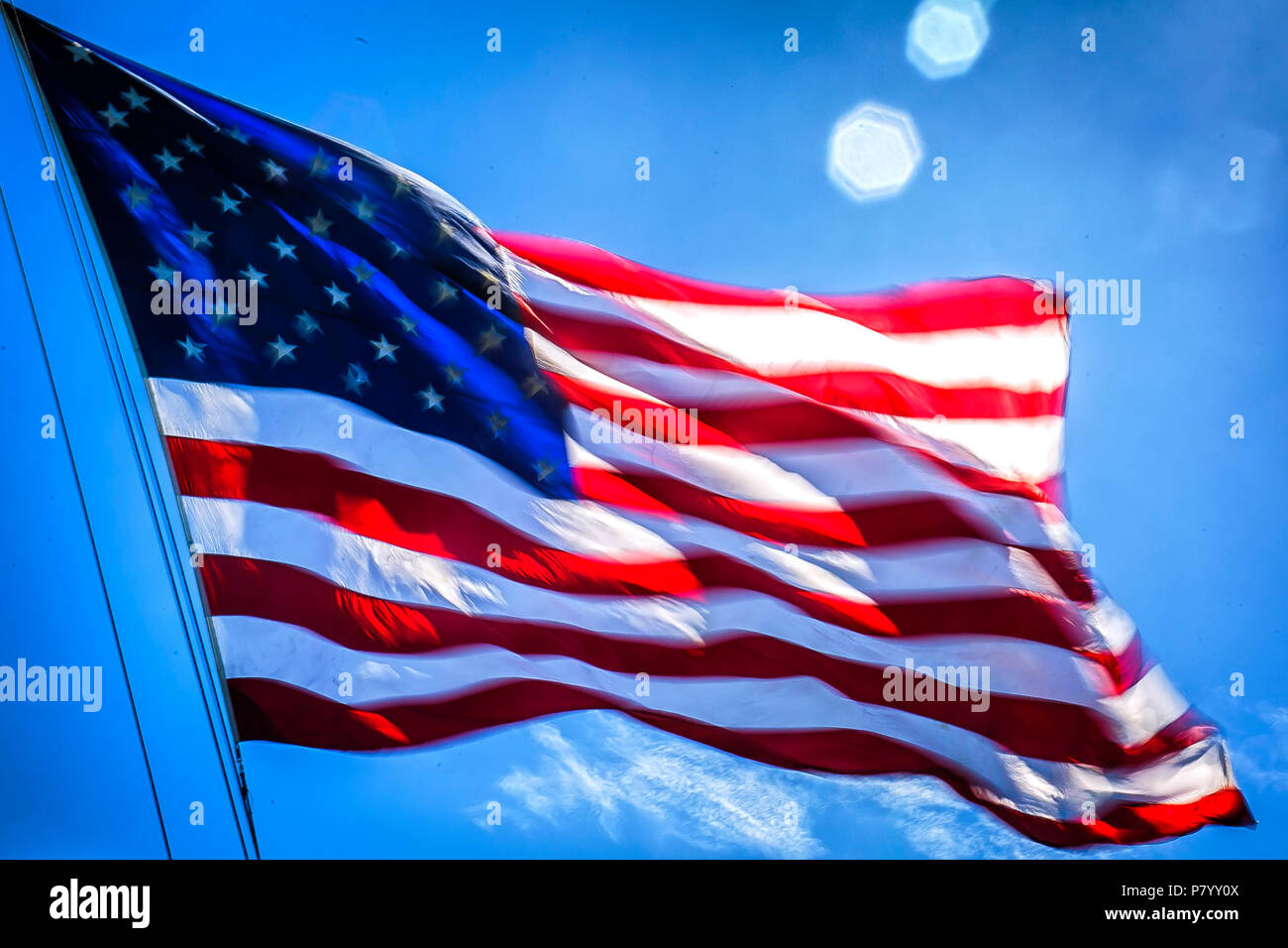 Polen (24. Juni 2018) Die amerikanische Flagge an Bord der Harpers Ferry geflogen ist - Klasse dock Landung Schiff USS Oak Hill (LSD 51) während der Teilnahme an der Feier der 100. Geburtstag der polnischen Marine, 24. Juni 2018. Oak Hill, Home-in Virginia Beach, Virginia portiert, und der 26 Marine Expeditionary Unit leiten naval Operations in den USA 6 Flotte Bereich der Operationen. (U.S. Marine Corps Foto: Staff Sgt. Dengrier M. Baez/Freigegeben) Stockfoto