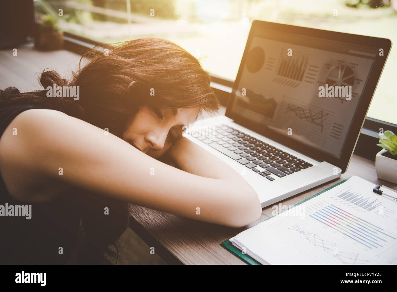 Business woman vom Arbeiten mit Laptop müde. Entspannen schlafen und die Nap-Konzept. Geschäftsleute und Überstunden workload Thema. Büro- und Stockfoto