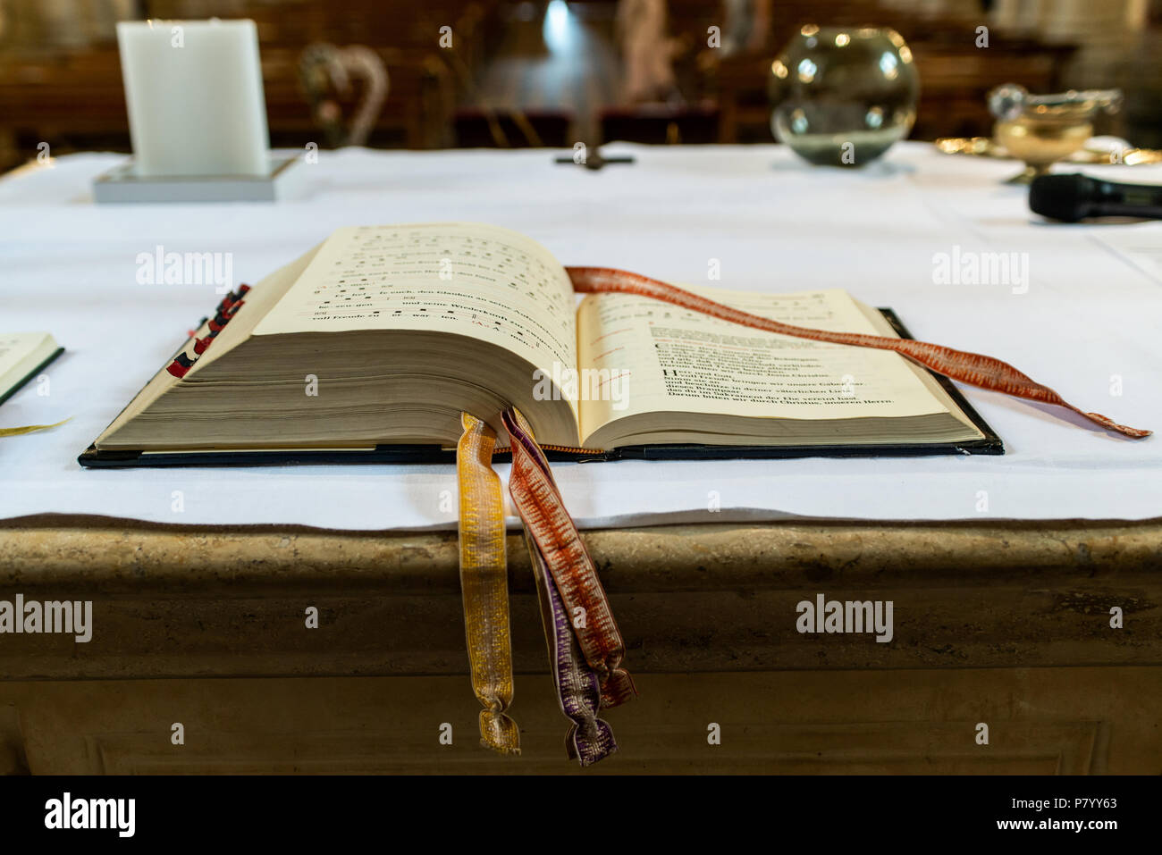 Beten sie auf dem Altar in einer Kirche vor einer Hochzeit auf der Bibel ausgerichtet Stockfoto