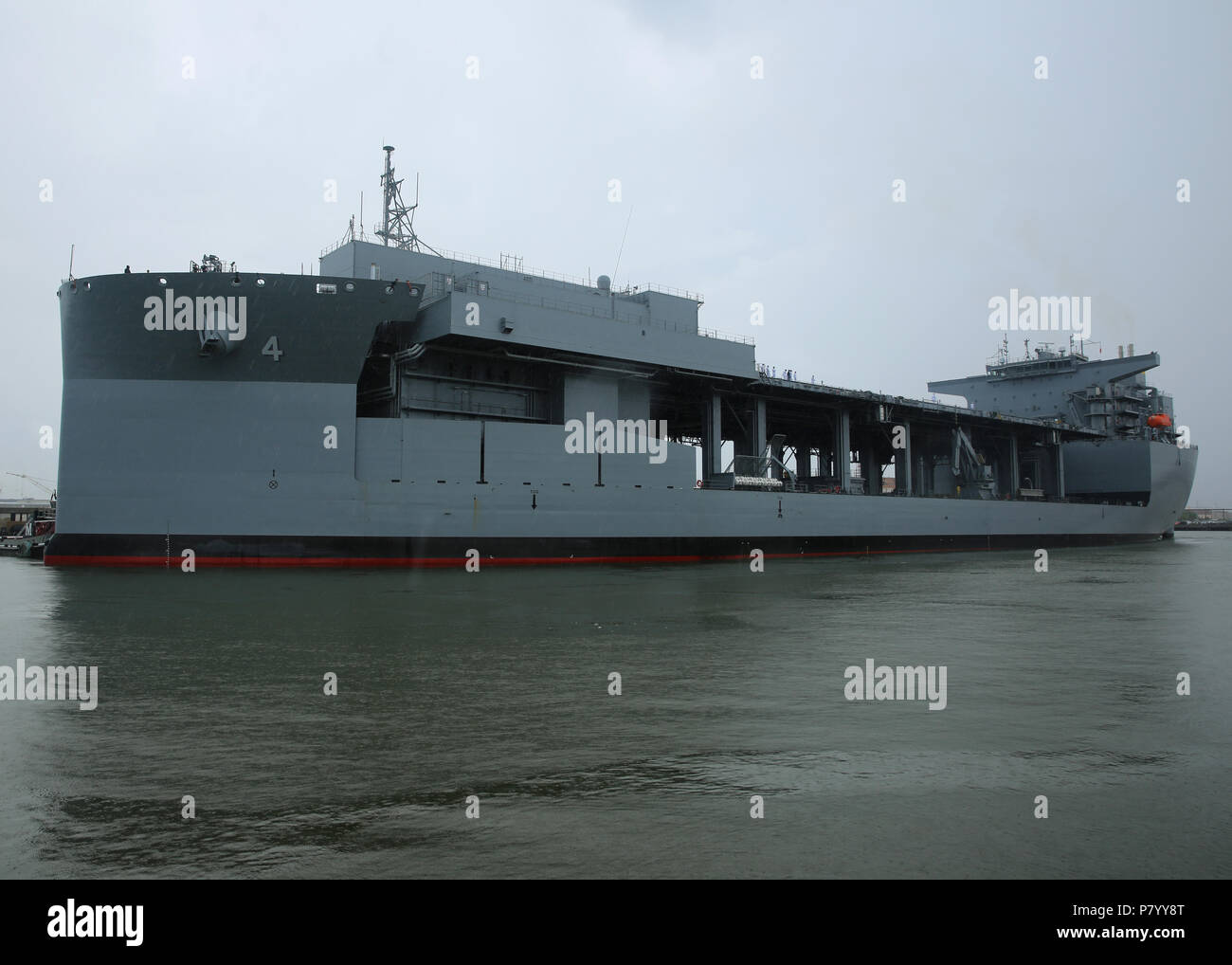 180705-N-OH 262-0626 NNORFOLK (5. Juli 2018) Die expeditionary Meer base USNS Hershel Williams (T-ESB4) kommt beim Naval Station Norfolk, Virginia, nach Abschluss seiner Jungfernfahrt aus San Diego, Kalifornien, USA (U.S. Marine Foto von Bill Mesta/Freigegeben) Stockfoto