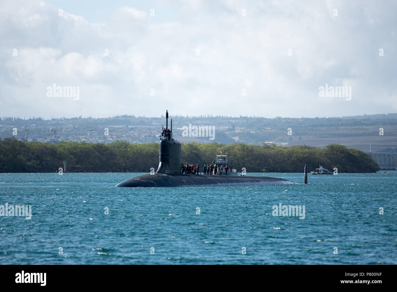 180706-N-KC 128-0047 Pearl Harbor (6. Juli 2018) Das Virginia - Klasse schnelle Angriffs-U-Boot USS Missouri (SSN776) zieht in Pearl Harbor am 6. Juli im Rahmen der halbjährlichen Rand des Pazifik (Rimpac) 2018 maritime Übung. 25 Nationen, 46 Schiffe, 5 U-Boote, über 200 Flugzeuge, und 25.000 Mitarbeiter beteiligen sich an Rimpac vom 27. Juni bis 2. August in und um die hawaiischen Inseln und Südkalifornien. Die weltweit größte internationale maritime Übung RIMPAC bietet eine einzigartige Ausbildung während der Förderung und Erhaltung der kooperative Beziehungen unter den Teilnehmerinnen und Teilnehmern kritisch Stockfoto