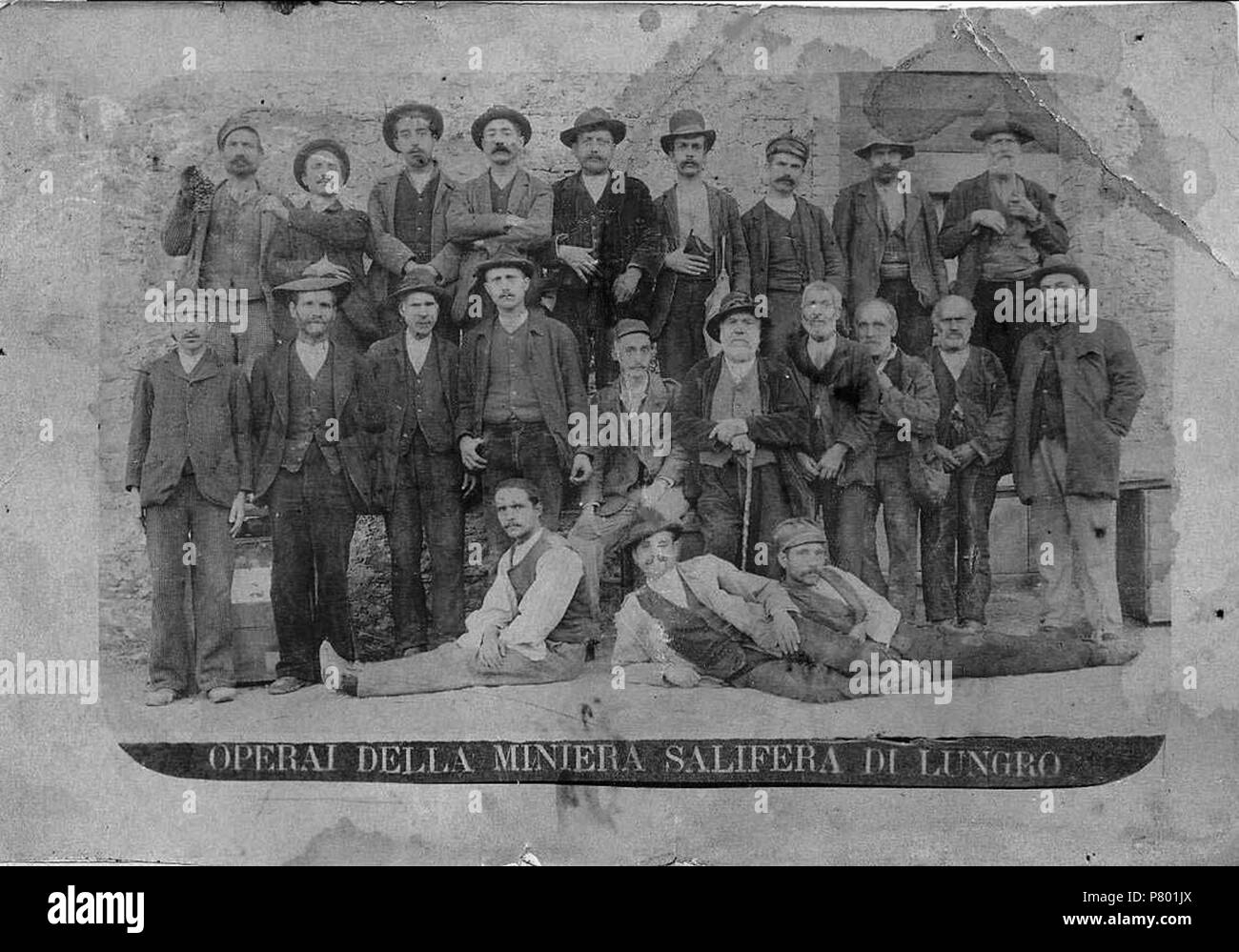 . Italiano: Operai della miniera Lungro salifera, Sec. XX. Italiano: Operai della miniera di salifera Lungro (CS), Sec. XX inizio (Comune di Lungro, Archivio storico). sek. XX inizio 295 Operai della miniera Lungro salifera, Sec. XX-san dl SAN IMG -00003687 Stockfoto