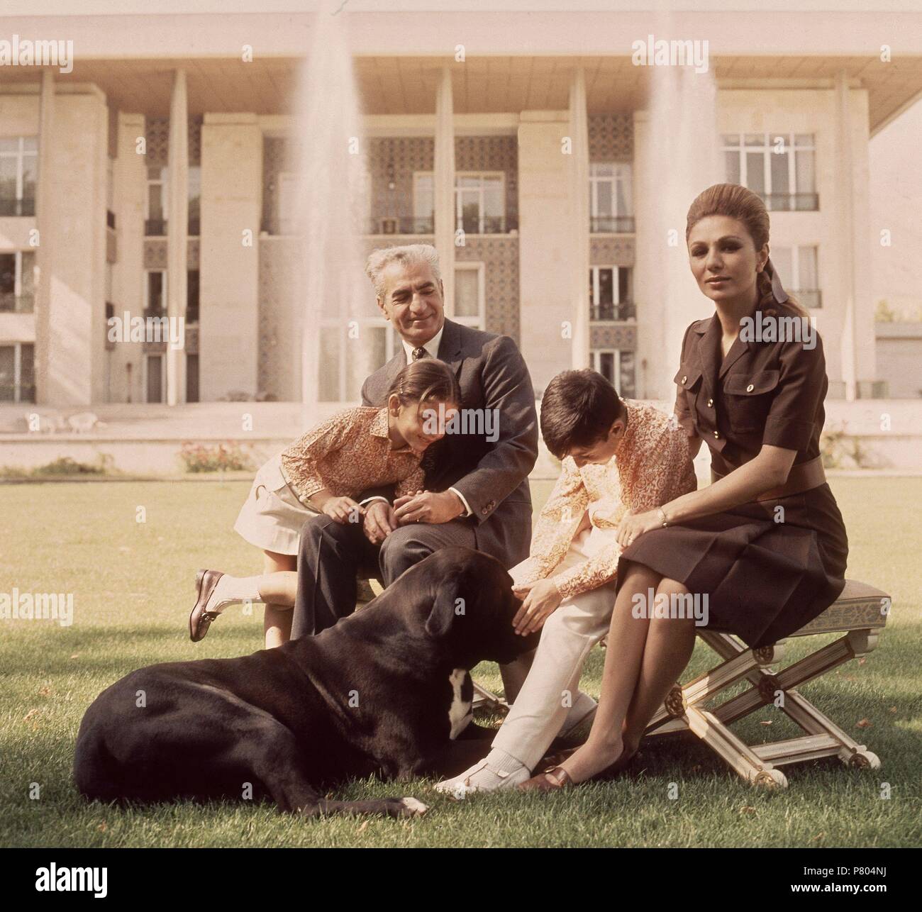 EL SHA DE PERSIEN CON SU FAMILIA. Stockfoto