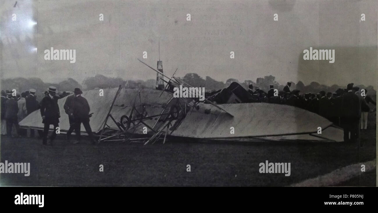 Englisch: Foto auf der Titelseite der Illustrated London News, 16. Juli 1910, in dem die Trümmer des Flugzeugabsturzes, die Charles Stewart Rolls am 12. Juli 1910 ermordet, auf einem Flugplatz bei Hotel Southbourne in der Nähe von Bournemouth, England. Die Zeitung, das sei "der erste tödliche Unfall eines Aviator in diesem Land.". 16. Juli 1910 130 Tod von Charles Stewart Rolls-Illustrated London News 2 Stockfoto