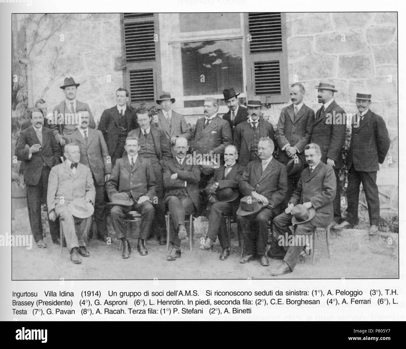 . Italiano: Gruppo di 18 soci dell'Associazione mineraria sarda. Tra le Persone sedute in prima Fila si riconosce il Presidente Giorgio Asproni (Associazione mineraria Sarda, Fondo Associazione Mineraria Sarda). Italiano: Fotografia di Gruppo dei Soci dell'AMS nel 1914. Si riconoscono seduti da Sinistra: A. Peloggio, T. H. Brassey, Giorgio Asproni, L. Henrotin. In piedi, seconda Fila: C.E. Borghesan, A. Ferrari, L. Testa, G. Pavan, A. Racah. Terza Fila: s. Stefani, A. Binetti (Associazione mineraria Sarda). 1914 176 Gruppo di 18 soci dell'Associazione mineraria sarda. Tra le Persone sedute Stockfoto