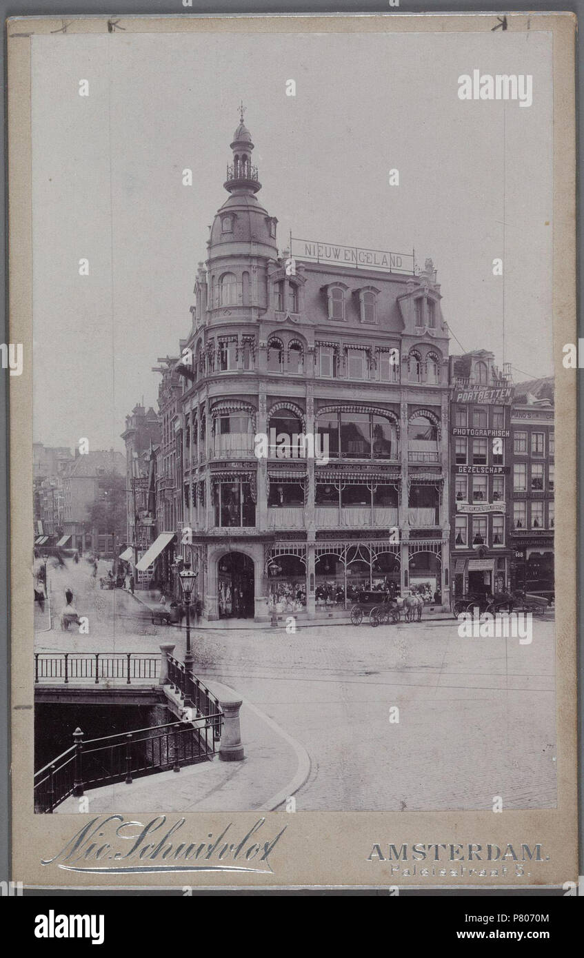 Deutsch: Beschreibung Singel, hoek Koningsplein, gezien vanaf de Heiligeweg naar de ingang van de Leidsestraat Op De Hoek het Magazijn Kinderkleeding Heeren-en Nieuw Engeland, koningsplein 2, gebouwd in 1899. Documenttype foto Vervaardiger Schuitvlot, Nic. (1859-1947) Schuijtvlot, Nic. Collectie Collectie Stadsarchief Amsterdam: kabinetfoto Datering's 1899 t/m 1910 Geografische naam Singel Koningsplein Koningsplein Inventarissen Http://archief.amsterdam/archief/10005/375 Afbeeldingsbestand 010005000375. 1899 t/m 1910 287 Nicolaas Schuitvlot, Afb 010005000375 Stockfoto